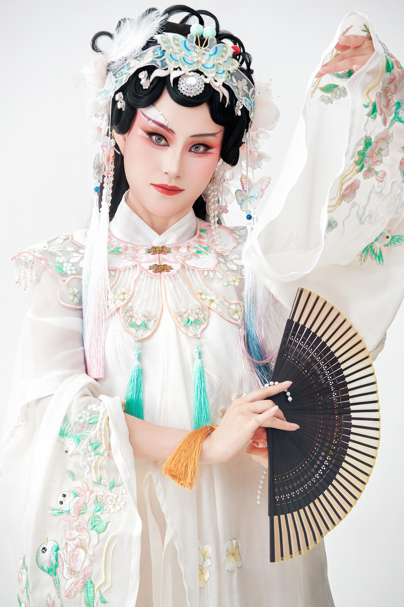 身着传统戏曲服饰的亚洲美女,白色背景