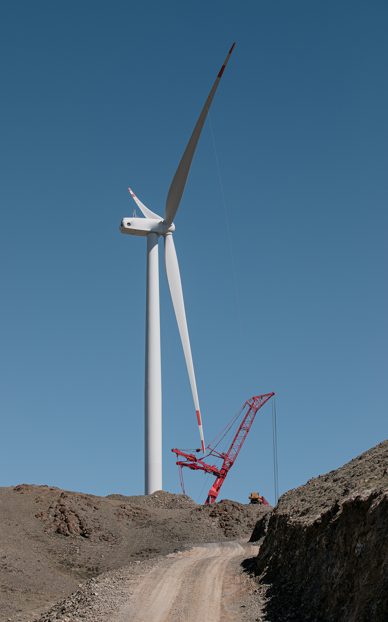 双馈式风力发电机电机在装配的时候如何进行改良设计才能让各部分部件配合更加紧密减少共振产生的机械噪音双馈式风力发电机电机应该采用什么材料能更大程度的减少材料之间的共振频率双馈式风力发电机电机的阻尼是什么东西并且在双馈式风力发电机电机哪里放置阻尼能减少共振不少于8000字