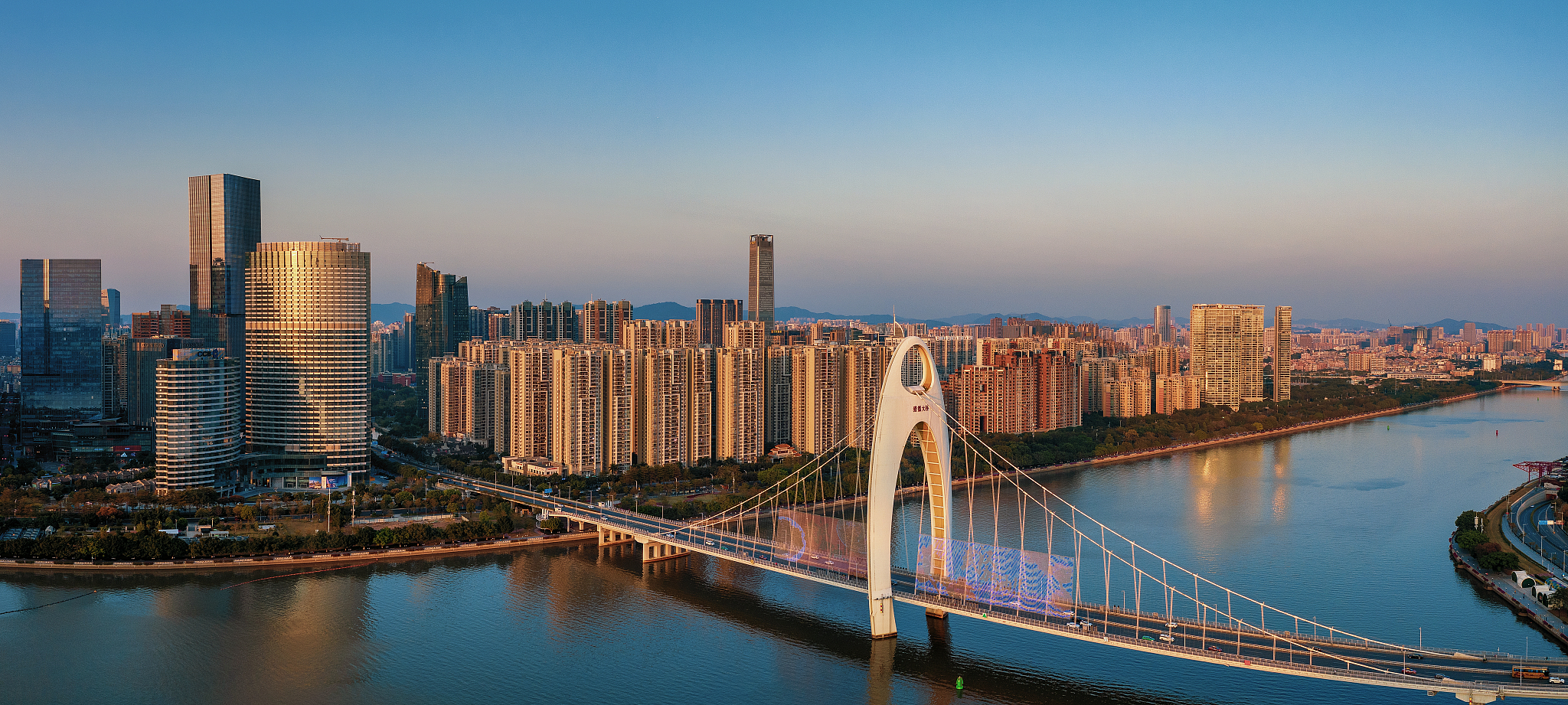 2020年春节,航拍封城之后的广州市区和珠江落日