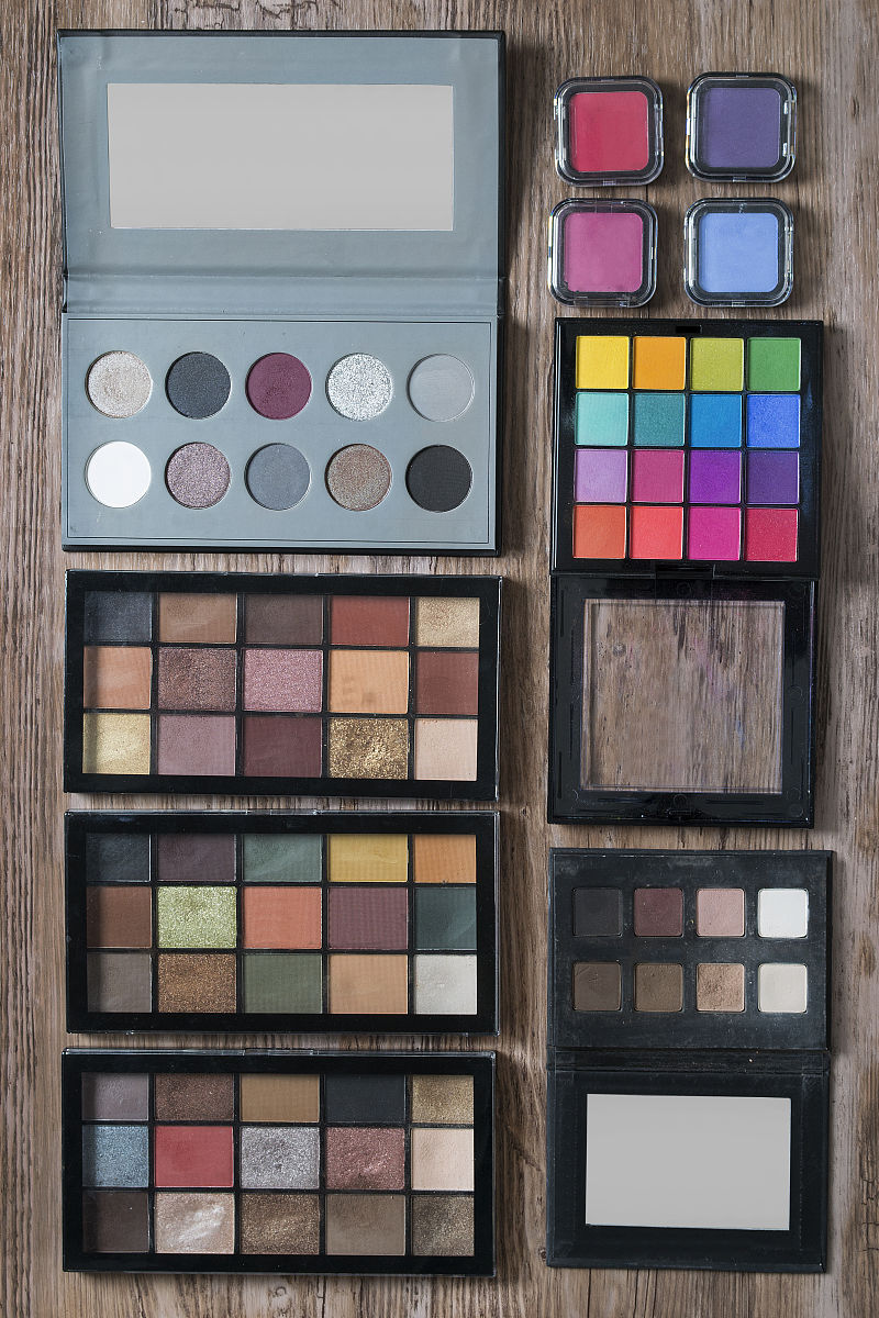 如何使用玫琳凯五色眼影盘打造自然妆容？