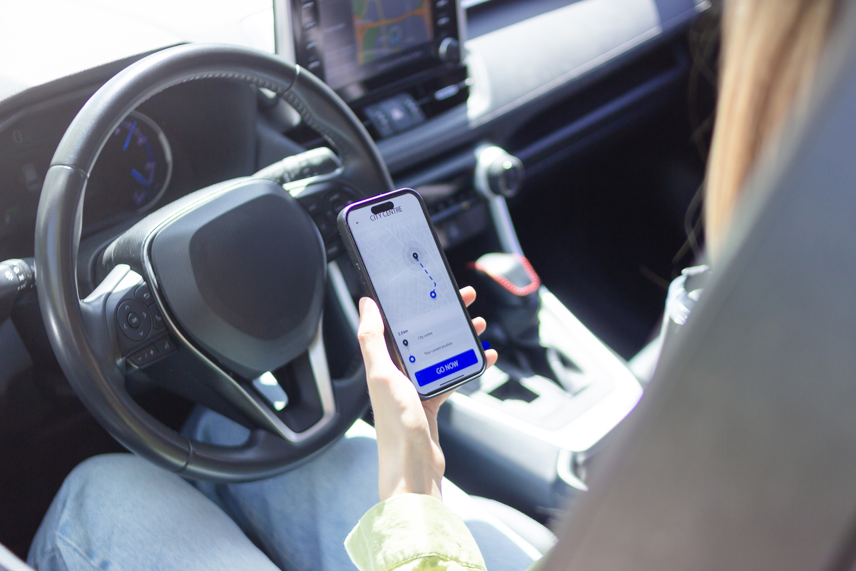 请为我提供一篇关于车载吸盘手机支架的广告营销文案口语化一点大约200字。