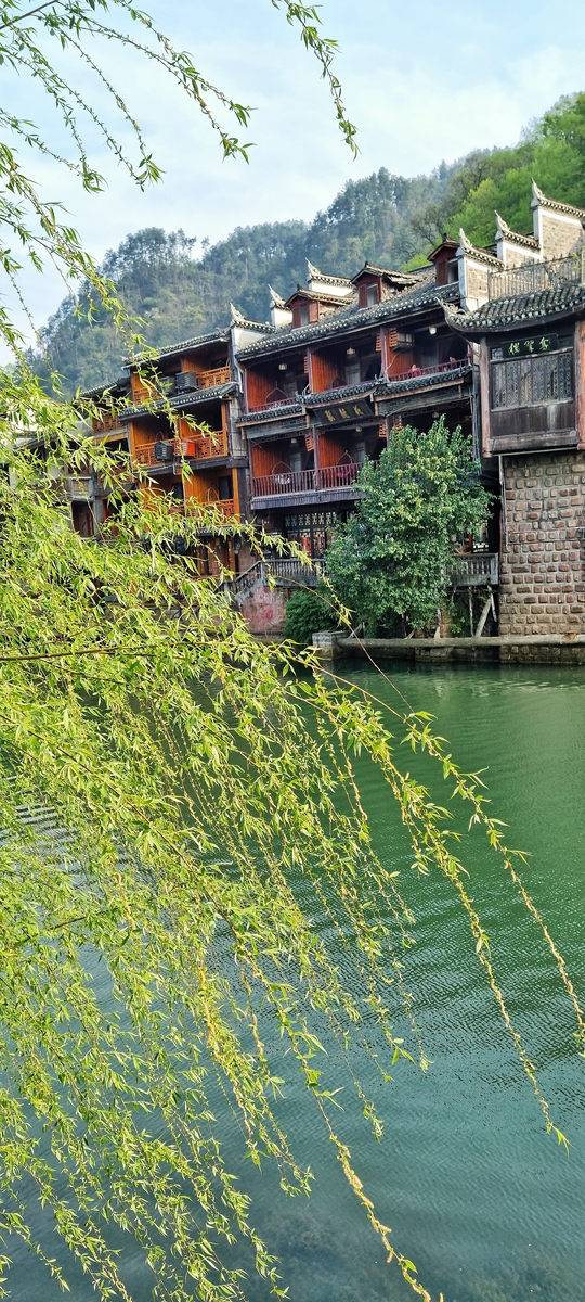 给陕西安旬建设写一首诗