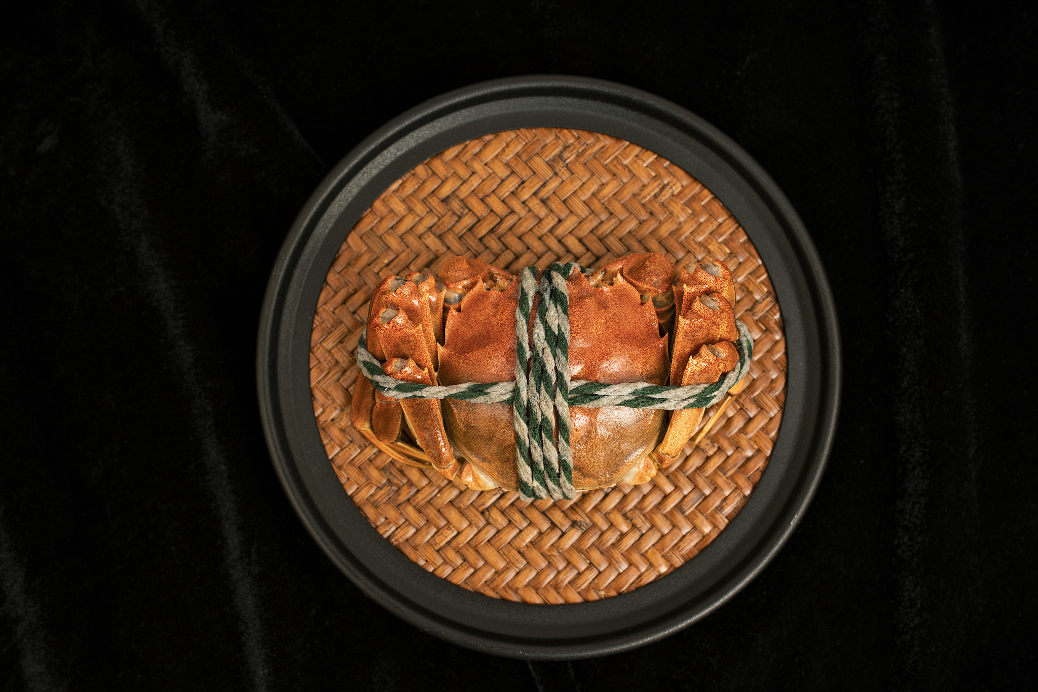 请帮我写1篇不少于750汉字的博客文章语言要幽默口语化。主题是：螃蟹怎么剥