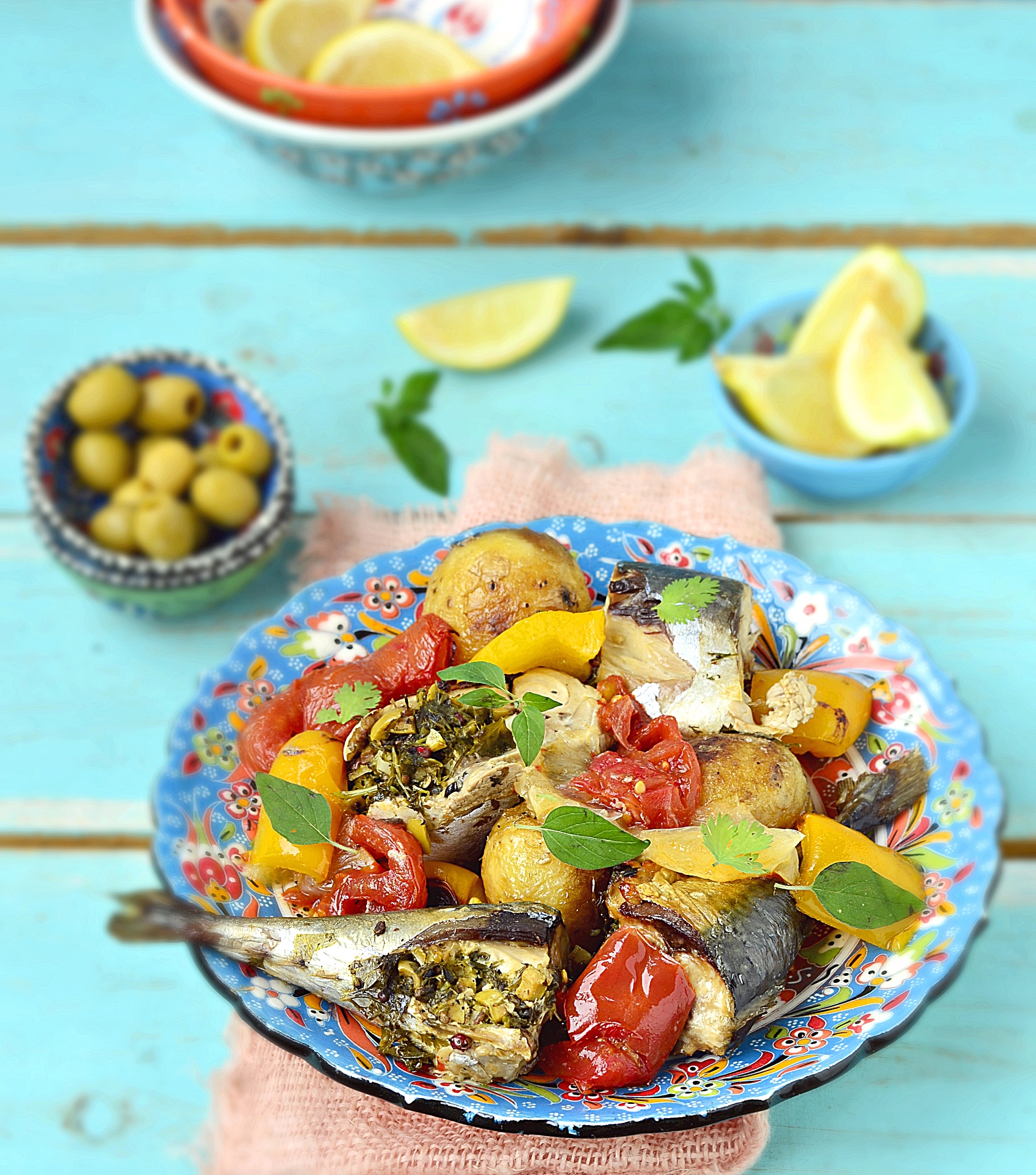 六种你经常吃的食物正在悄悄让你变老尤其是最后一种啊说不定你现在正在吃。第一个方便面高油高热量里面的防腐剂含有使用钠也会影响新陈代谢。第二个呢爆米花和皮蛋含铅高会破坏神经细胞脱氧核糖核酸的功能容易加速衰老。第三个咸菜含盐高。第四罐头各种的添加剂、防腐剂还有颜色增加剂会影响女生小心肝的代谢。第五呢酒长期酗酒的女生很容易姨妈不规律皮肤松弛暗沉。只有一个就是螺蛳粉螺蛳粉的汤底是用螺熬制的它属于寒凉食物女生