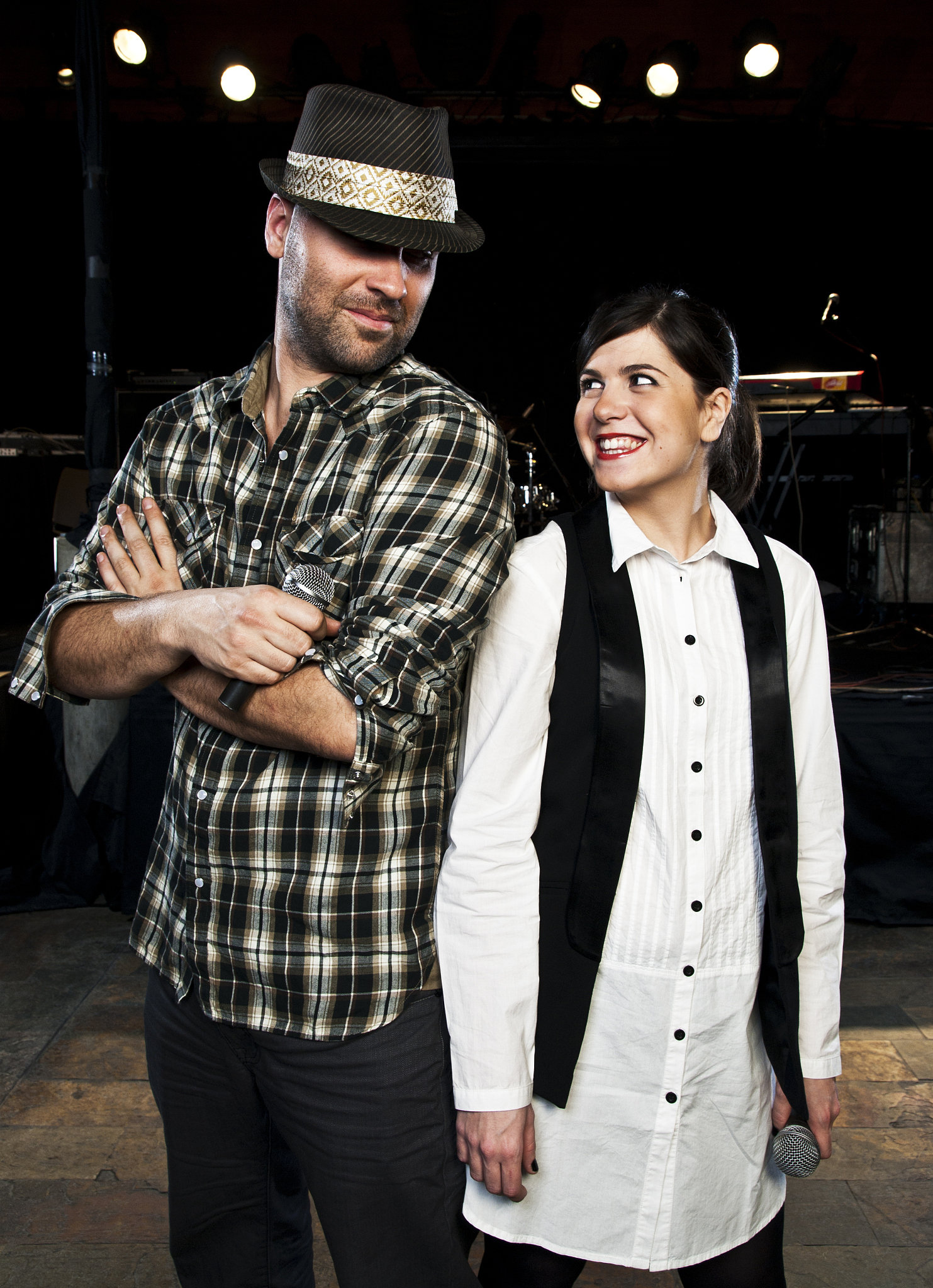 以流行歌手的成名之路与成功秘诀为题写一篇700字文章