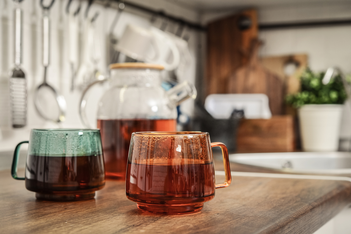 帮我造个句 有两瓶水 两个茶包 两个咖啡 一个烧水壶 两个一次性杯子