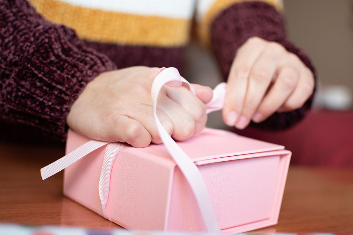 女生发朋友圈说 '出门给我带礼物' 是什么意思？