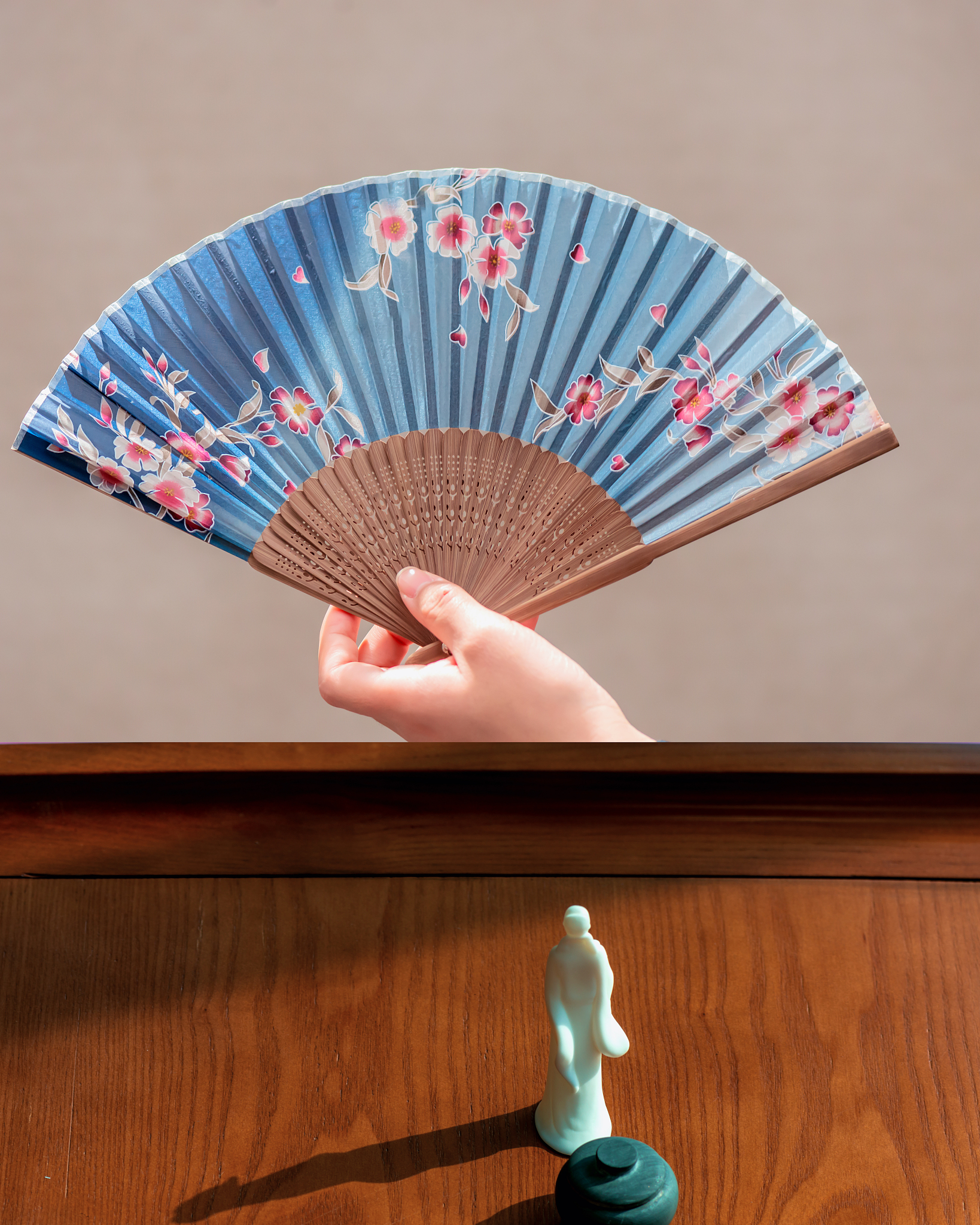 老夫子专心致志赏折扇,创意古代文人生活图