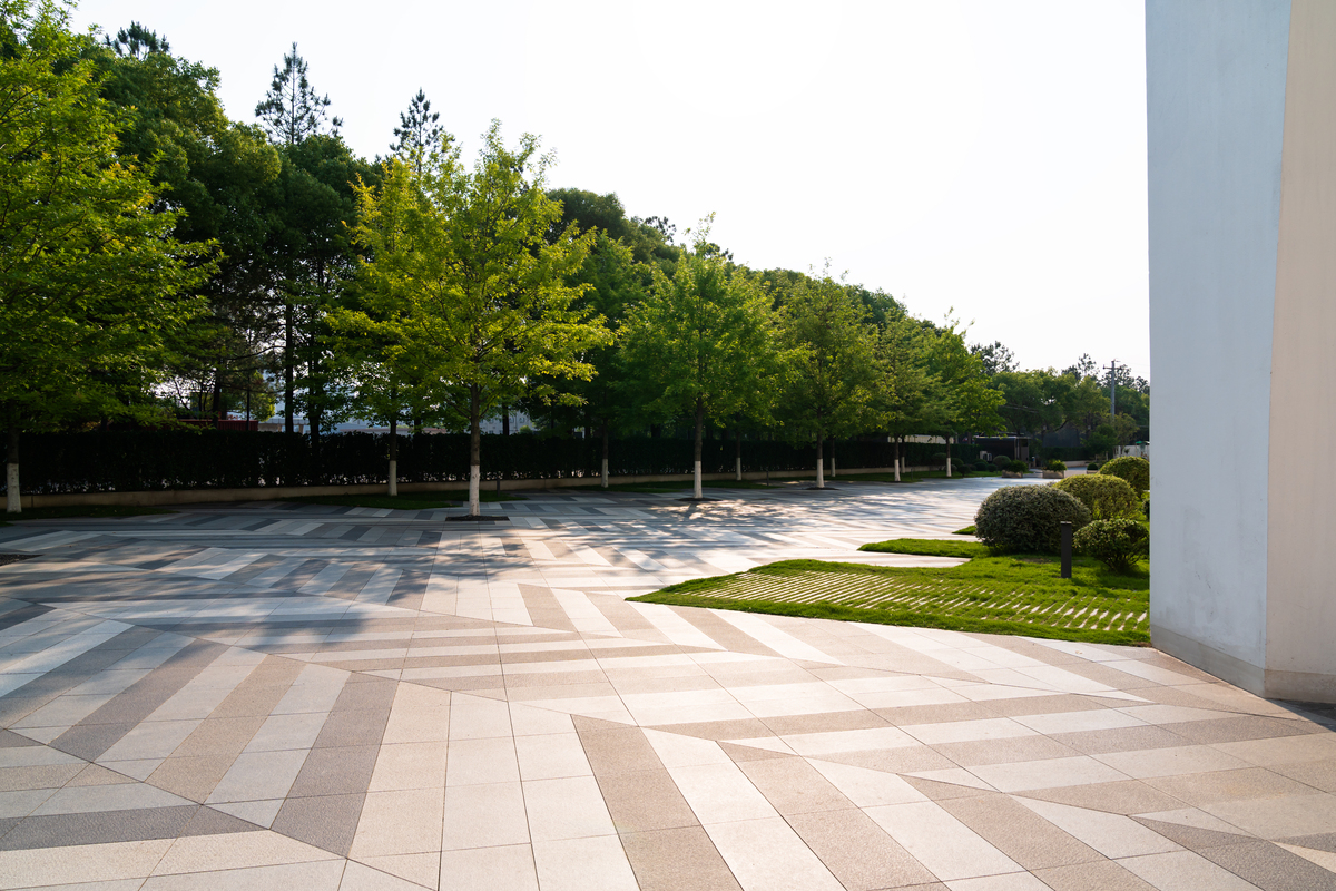 把这段话的语言改得更加学术：对于社区居民而言此类道路需要提供必要的人行街道空间对于老年人而言此类道路的无障碍设计与间隔的休闲设施是必要的。