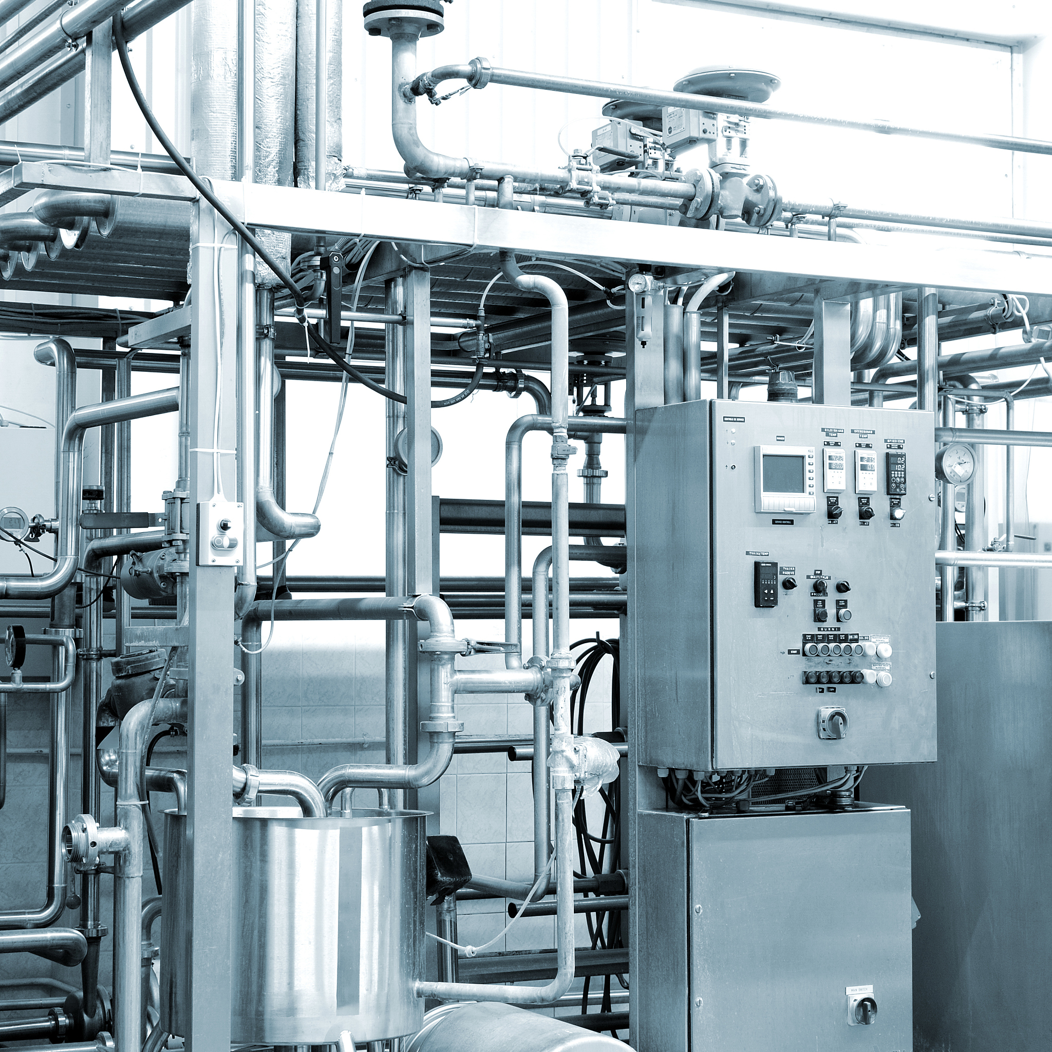 酸洗机组自动控制系统采用了先进的基础自动化+二级过程控制计算机+三级生产管理计算机的EIG一体化结构构成了一套功能完备的综合控制系统。 操作站采用工业控制计算机用于实现生产过程的监控、操作、报警、趋势记录、报表打印等。采用SIEMENS公司WINCC监控组态软件进行操作站监控操作画面的组态编程。 基础自动化控制器简称L1的主要任务是：传动、工艺控制功能和仪表仪器处理相关的控制；设定