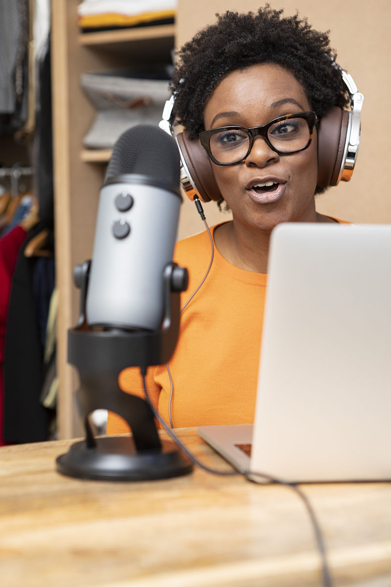 想在家里直播但是怕被家人及家附近路过的人听到觉得很尴尬。可是又没有足够的资金去换一个环境。怎么克服这一问题