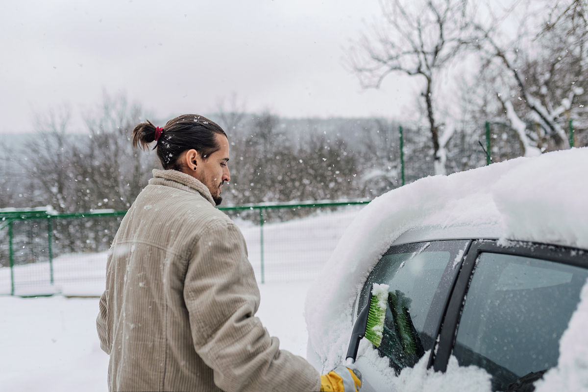 请将下面的内容翻译成中文：These event routine definitions are similar to routine definitions; values appear to be received as input arguments described in any of the normal forms Events cannot have yielding argume