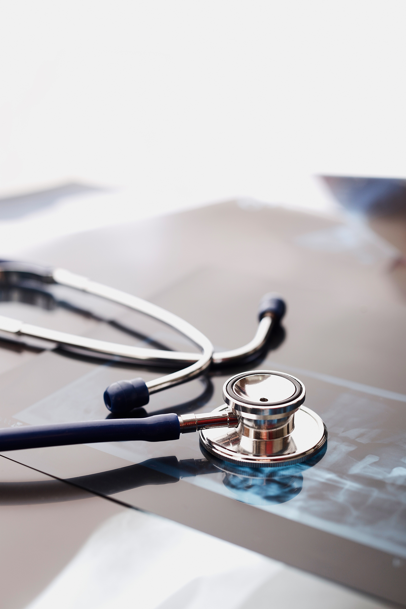 1长期吸二手烟走路多了有点喘。2胸片右下肺高密度影短毛刺影。3之后作何诊断。4中央型和周围型肺癌的鉴别诊断。