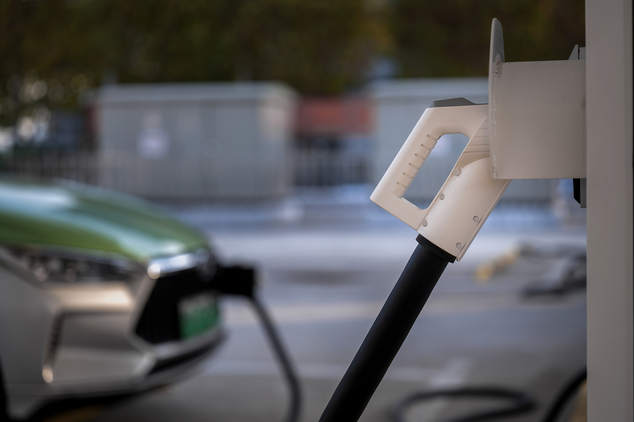 电动汽车快充技术深度解析：主流技术、挑战与未来趋势