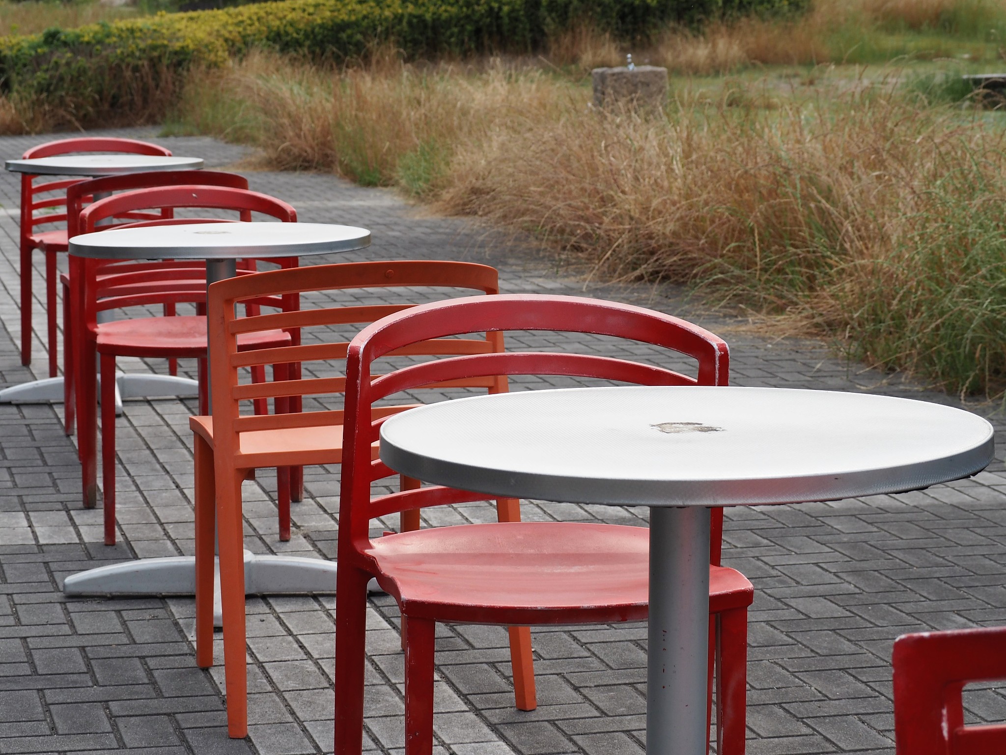 雨天户外家具指南：防水沙发、桌子、遮阳伞和储物柜