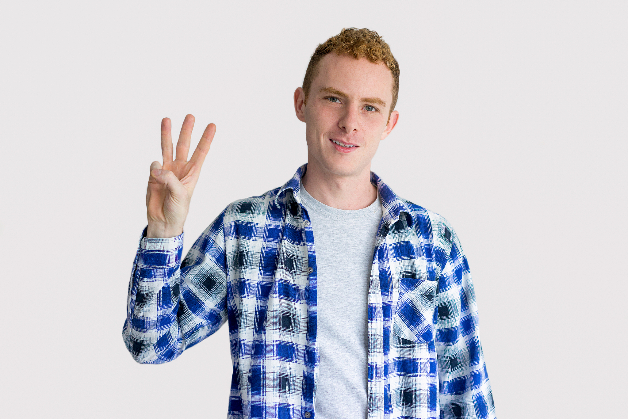 数字<strong>3</strong>,男人,手指,红色,正面视角,男性,仅男人,仅成年人,青年人,衬衫