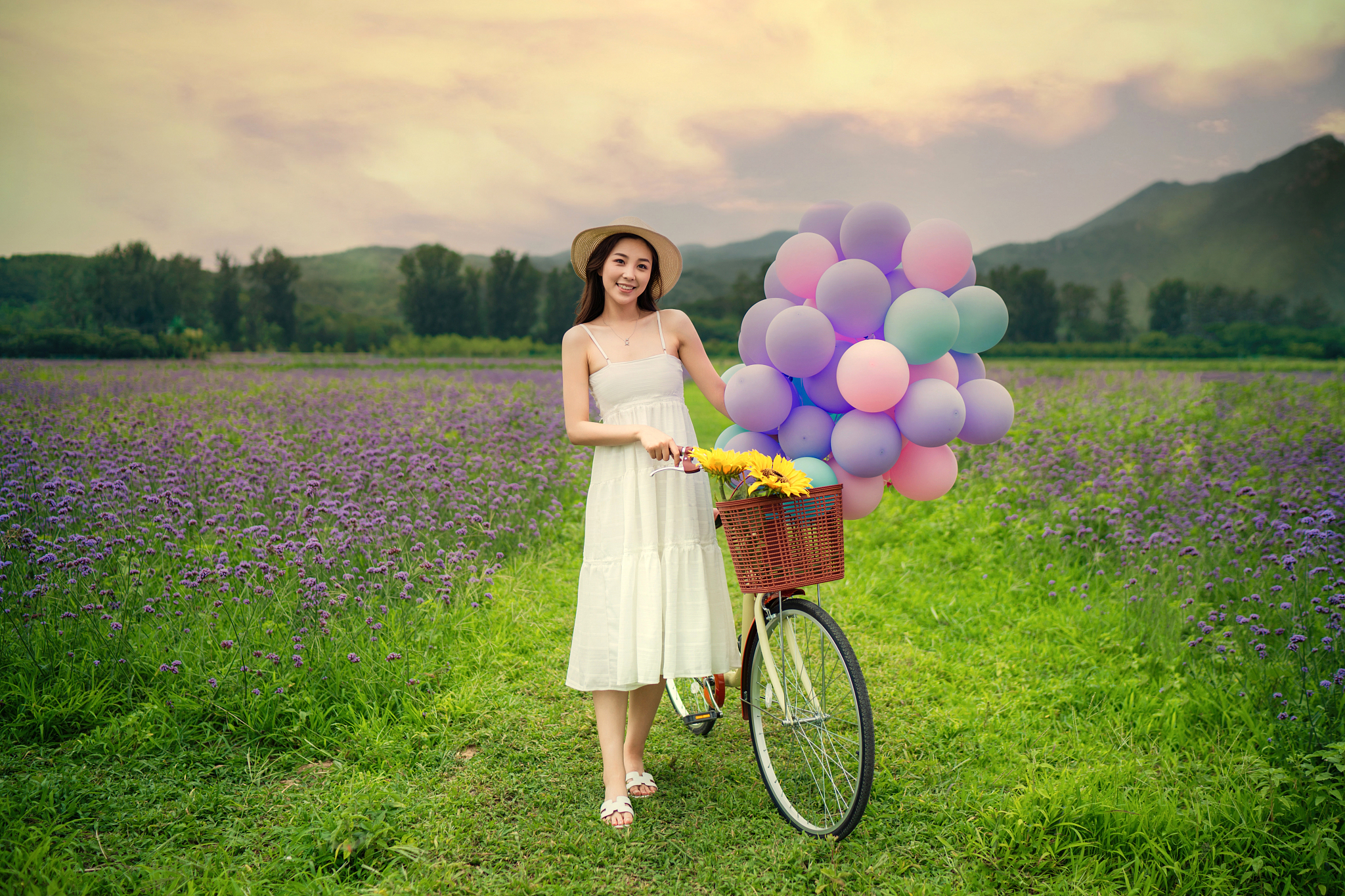 女孩赤脚花海写真：感受自然，寻找心灵的宁静