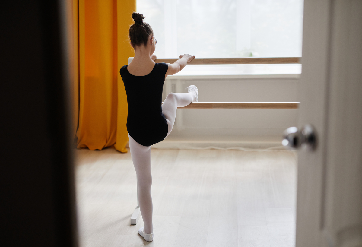 压脚背：舞蹈训练的秘诀，在家就能练！