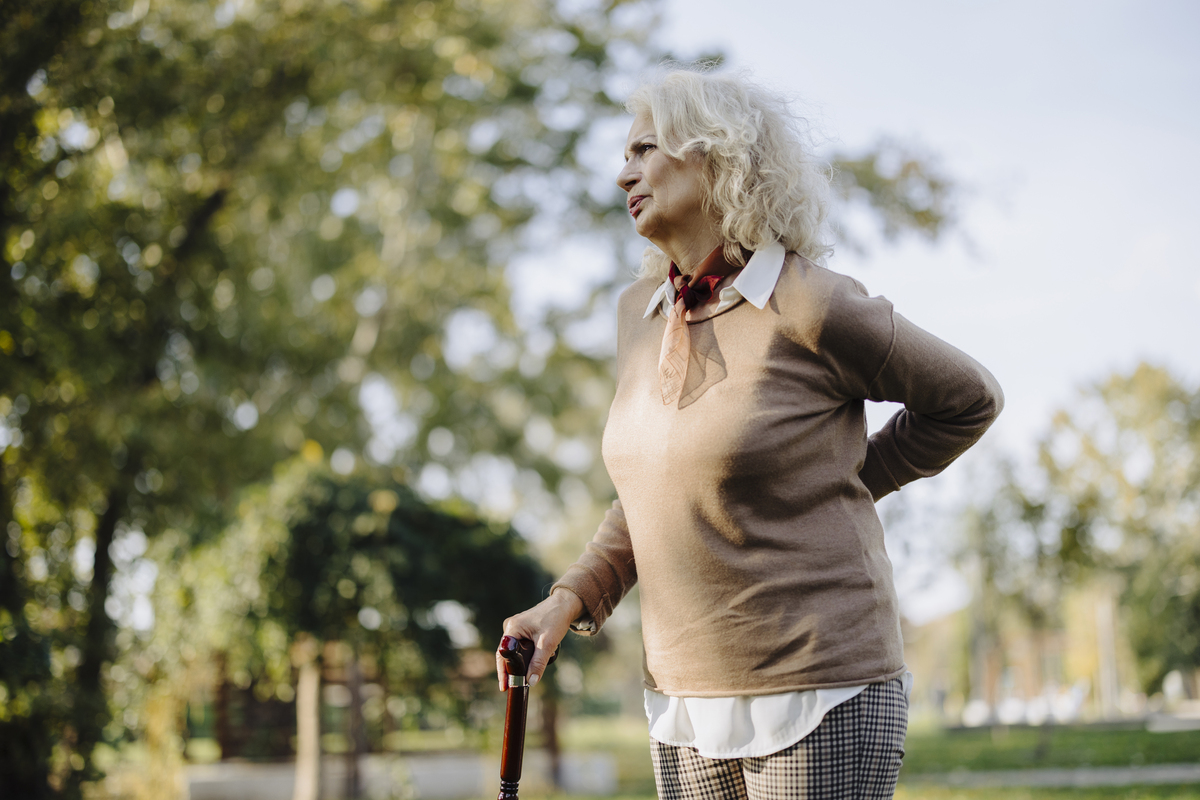 65岁婆婆步伐坚定，展现自信与力量