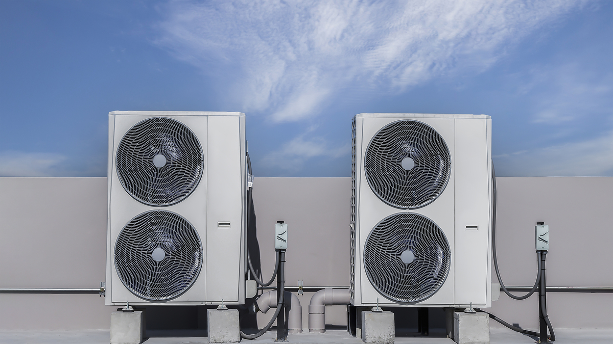 详细描述美的空调外机X3系列的发展历程包括具体的型号及出生年份外机尺寸功率风量噪声和应用的新技术。