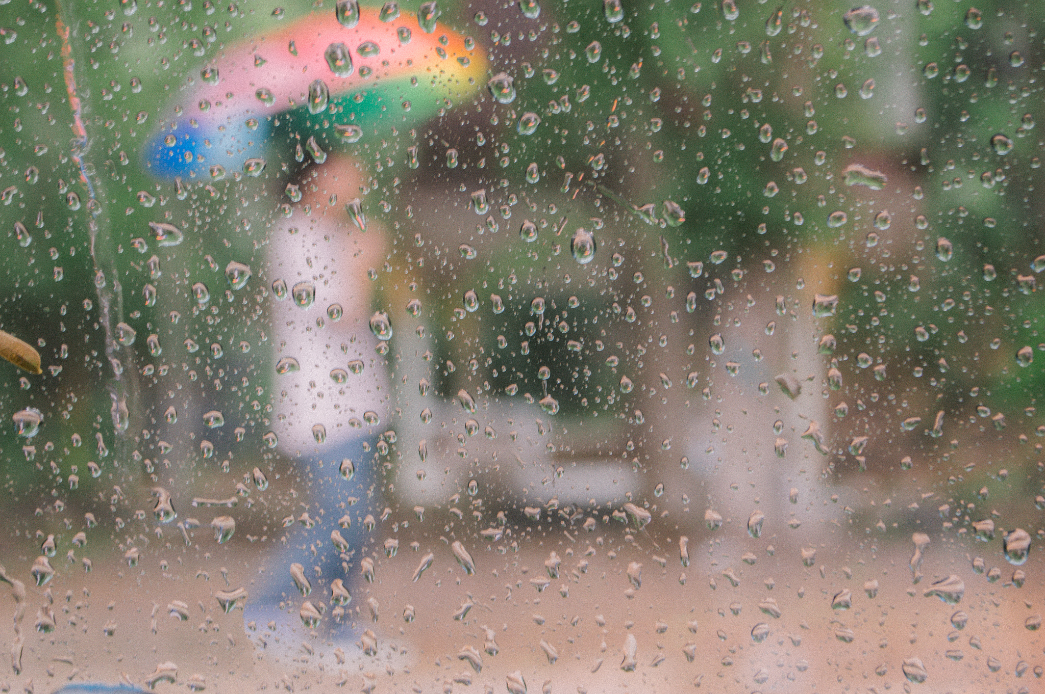 描述一下一个人下雨天躲雨的烦闷心情