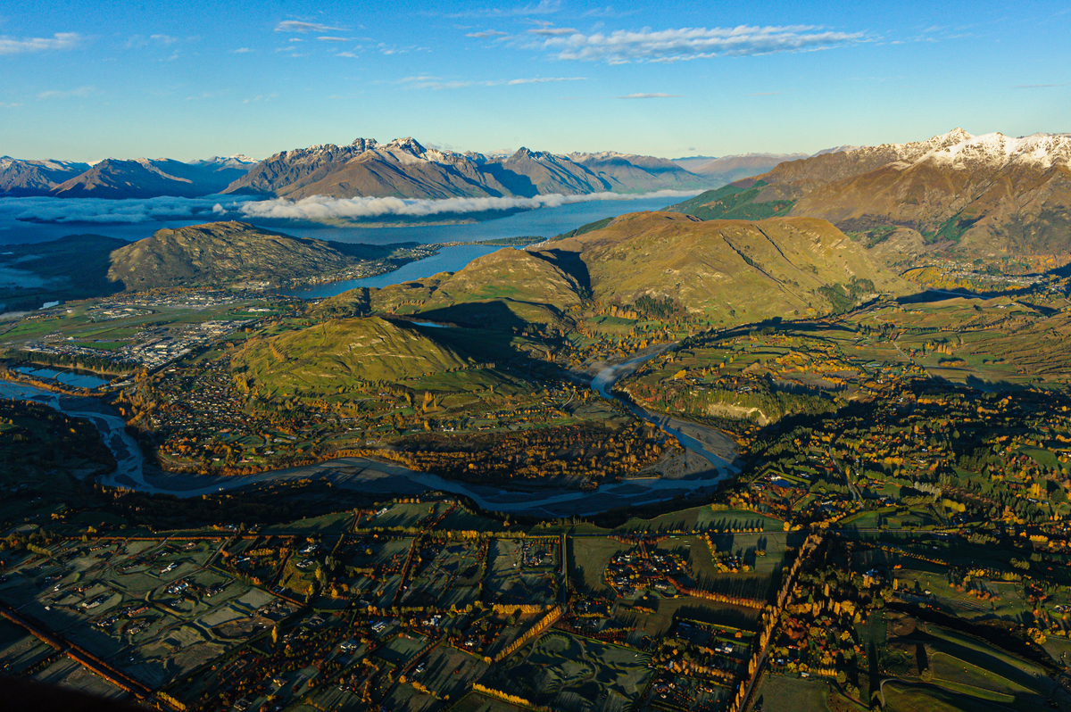 新西兰瓦卡蒂普湖,日出时分的河口与 the remarkables