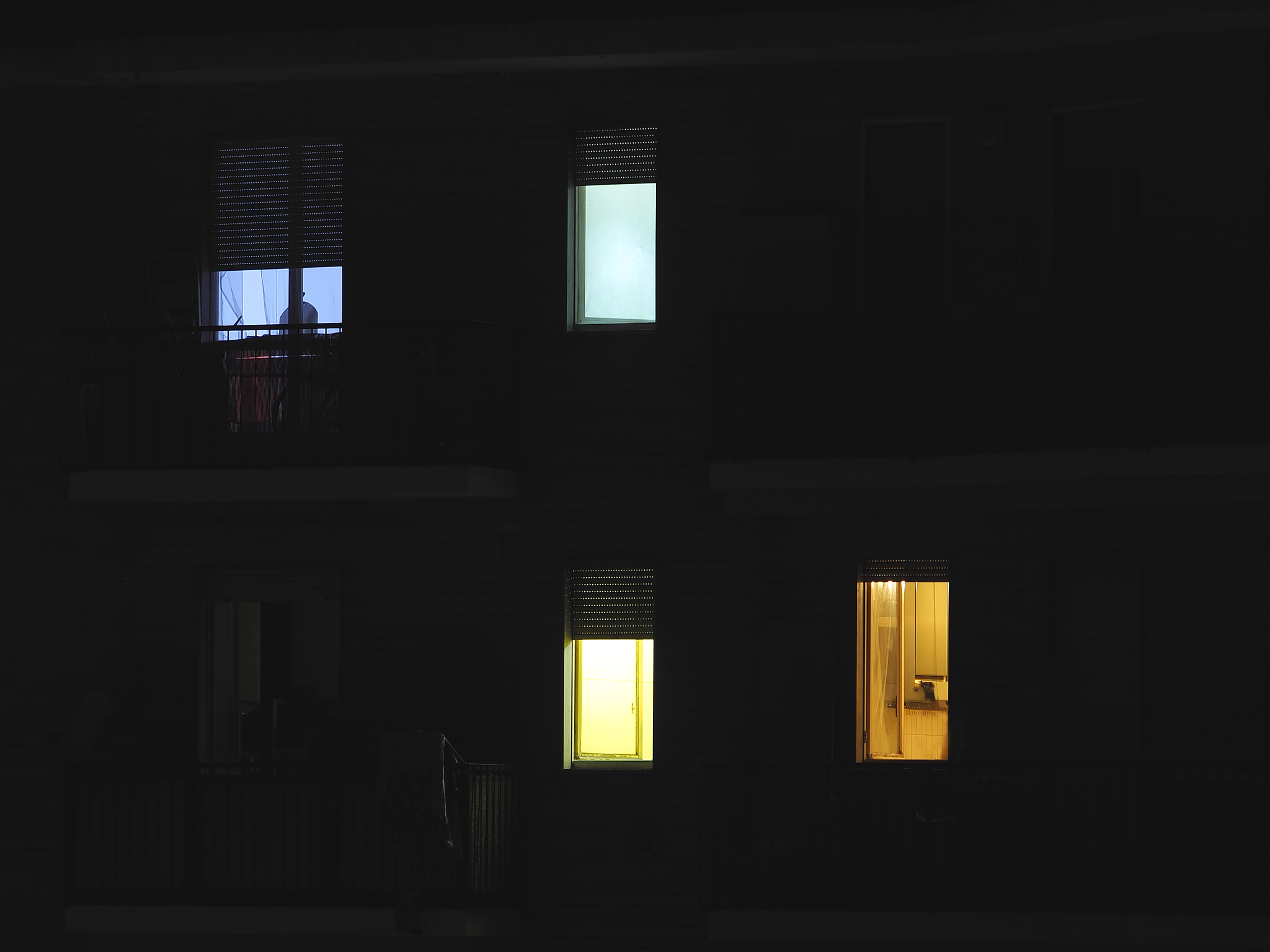 邻居镜子反光影响我家灯光怎么办？