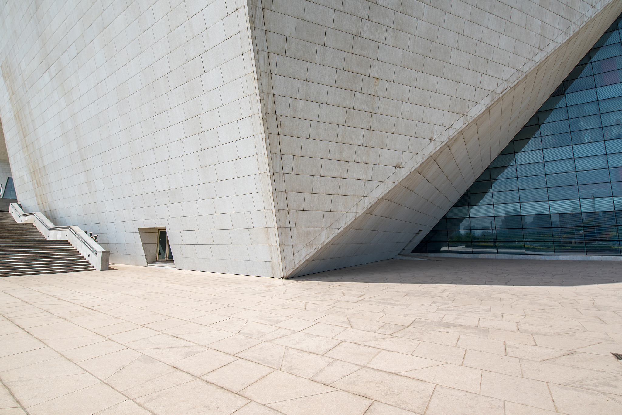 从总体布局、建筑与环境的关系、选址、场地处理、建筑平面设计、建筑立面设计、建筑剖面设计、功能布局、流线设计、造型设计、结构设计、内部空间设计、材质选择、细节设计、景观设计、采光设计等方面论述Alvaro Siza的加利西亚艺术中心建筑是怎么体现场所精神的不少于5000字