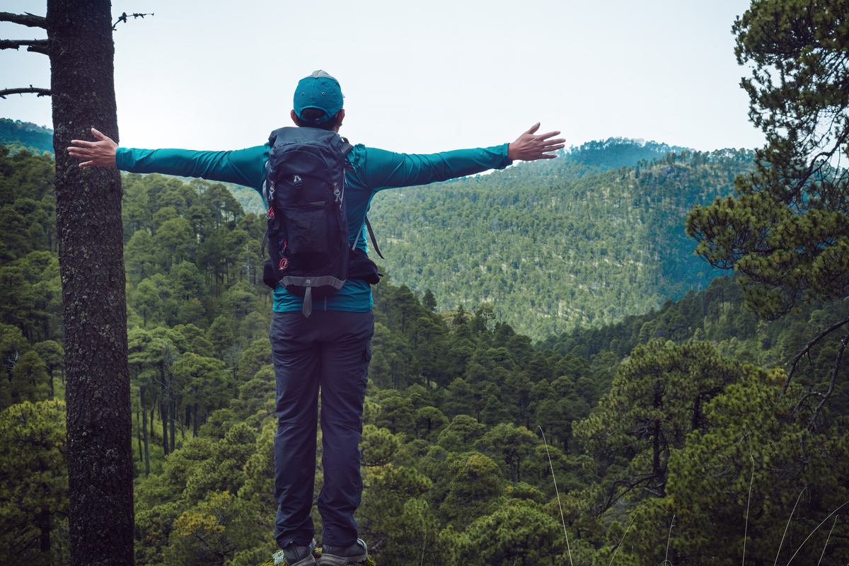 爬山拍照梗：山顶自拍背后的故事和争议