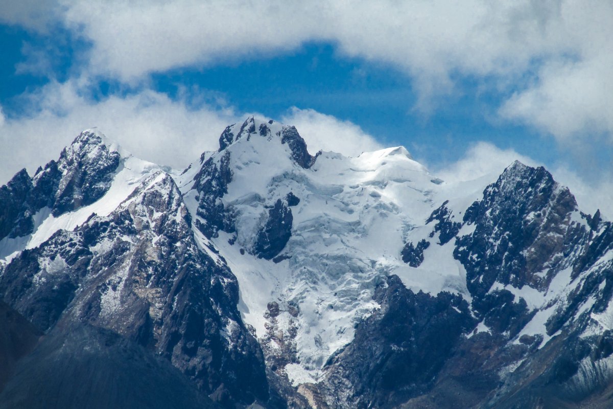 秘鲁瓦斯卡兰国家公园的山地景观,白山脉的雪峰