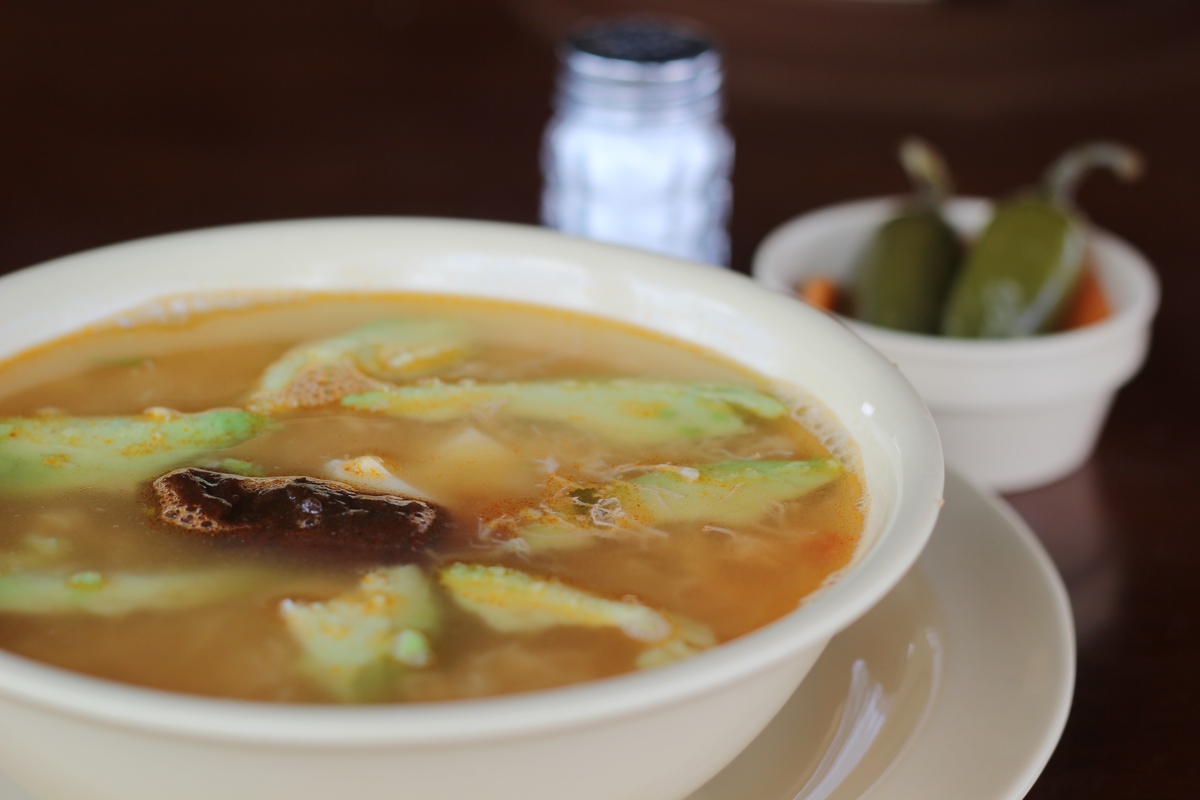 请根据下面的模板写一份意思相似的文案描述更有画面感和诱惑力文字贴近生活文字数量大致相同天热吃饭没胃口你就做一碗这个黑椒酸辣汤酸辣开胃特别好喝首先把嫩豆腐火腿肠胡萝卜木耳切成丝再准备一点金针菇香菜切成段备用水烧开倒入所有配菜再次烧开后倒入一包黑椒酸辣汤料其他什么都不用放然后淋入两个鸡蛋液撒上一把香菜就可以出锅了酸辣开胃越喝越想喝你也做给家人尝尝吧