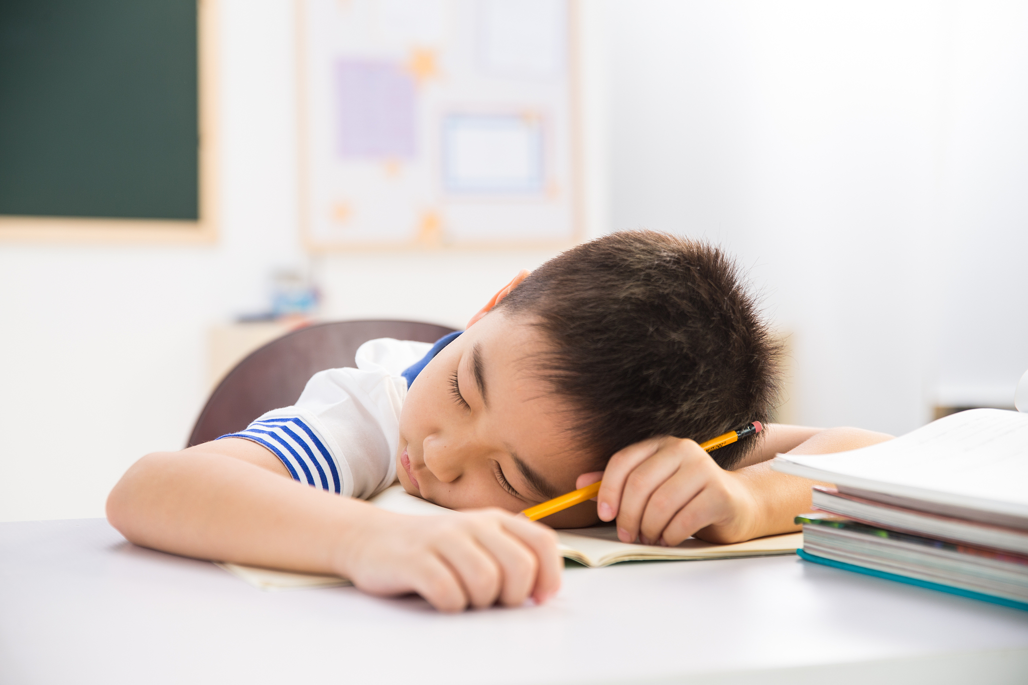 小学男生在教室里