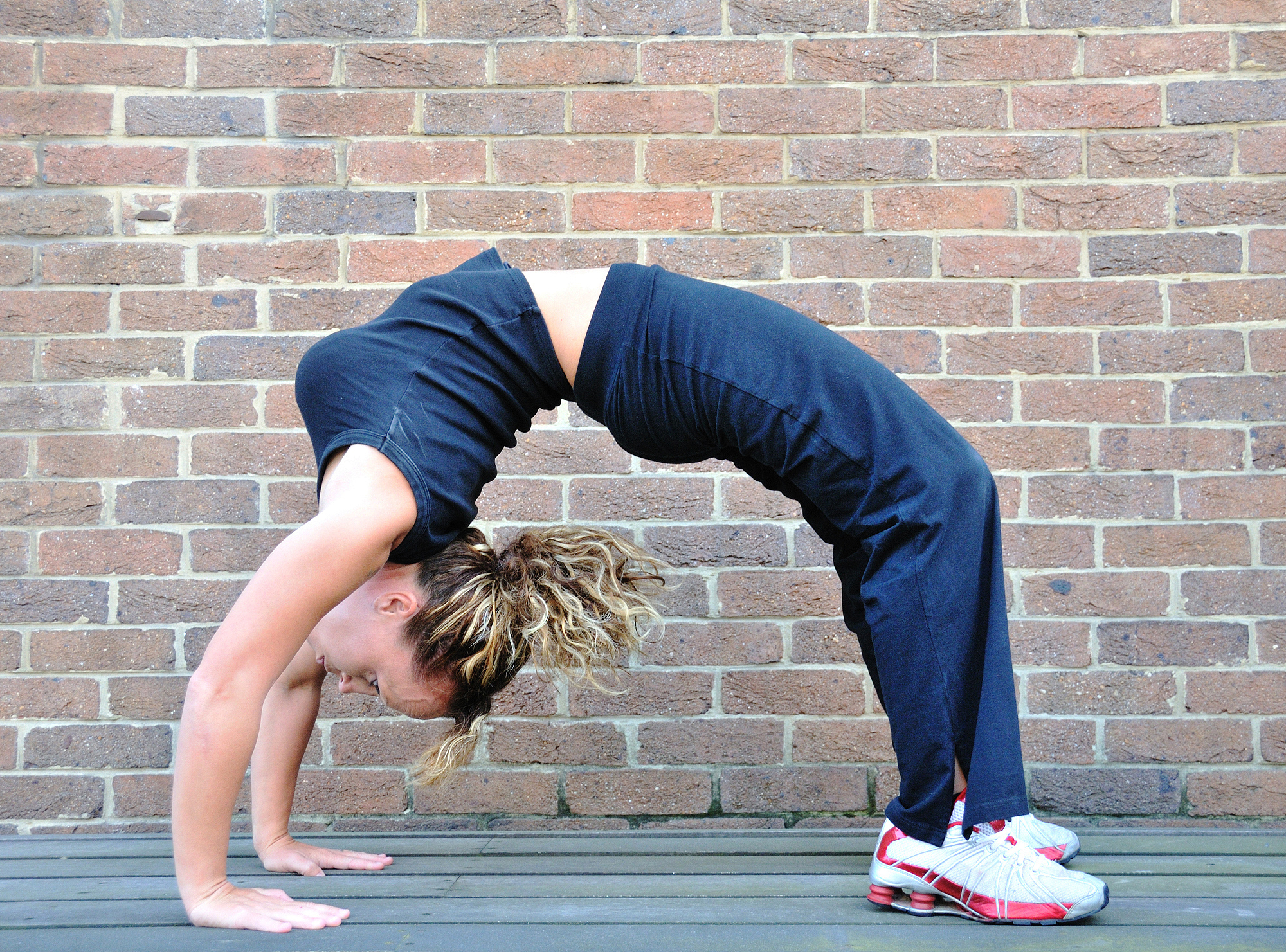 俯卧撑正确姿势：手臂不要外扩，有效避免肩伤提升训练效果