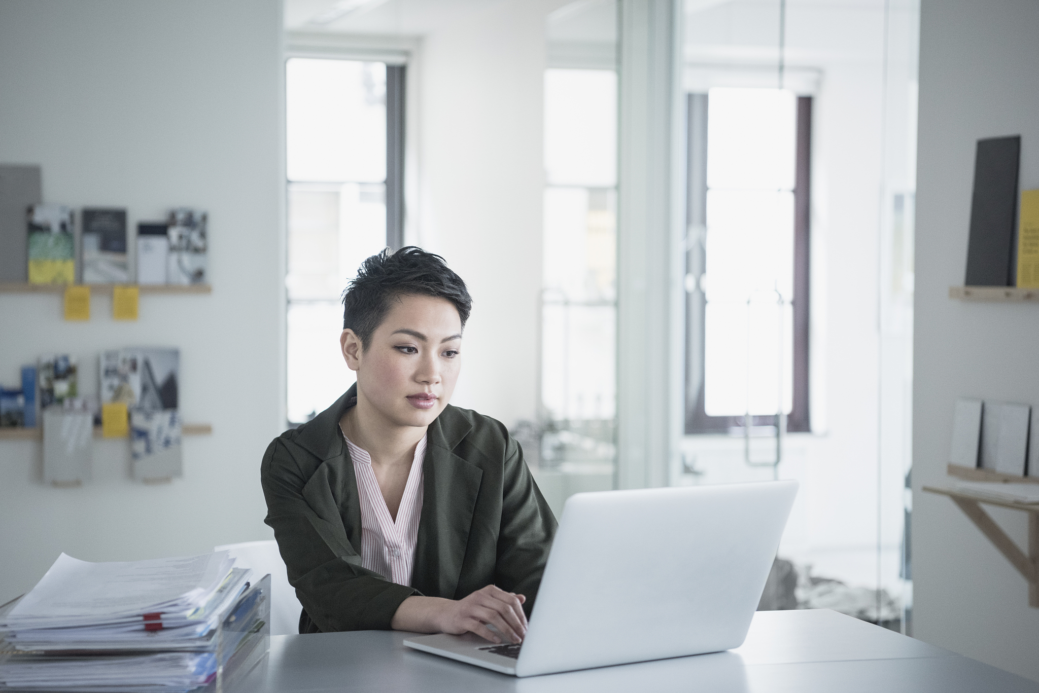 你的角色是互联网销售企业办公室管理人员，论述在通过学习在工商管理专业中学习《宏观经济学》、《国际经济学》、《现代企业管理》及《管理学基础》等课程学习后的收获，分析对工作的促进作用，不少于3000字。