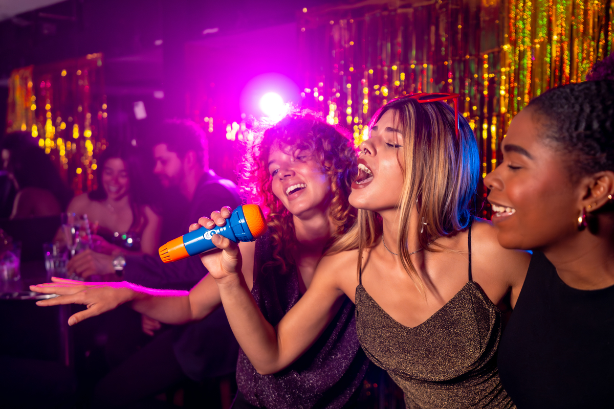 朋友聚会KTV嗨翻天！🎤🎶