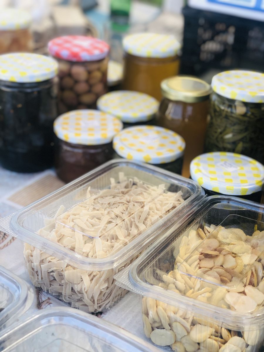 给我10句带有淄博内容围绕吃完淄博烧烤用这些配方泡水喝脸上不爆痘来写但是不要写的这么直白要有吸引力