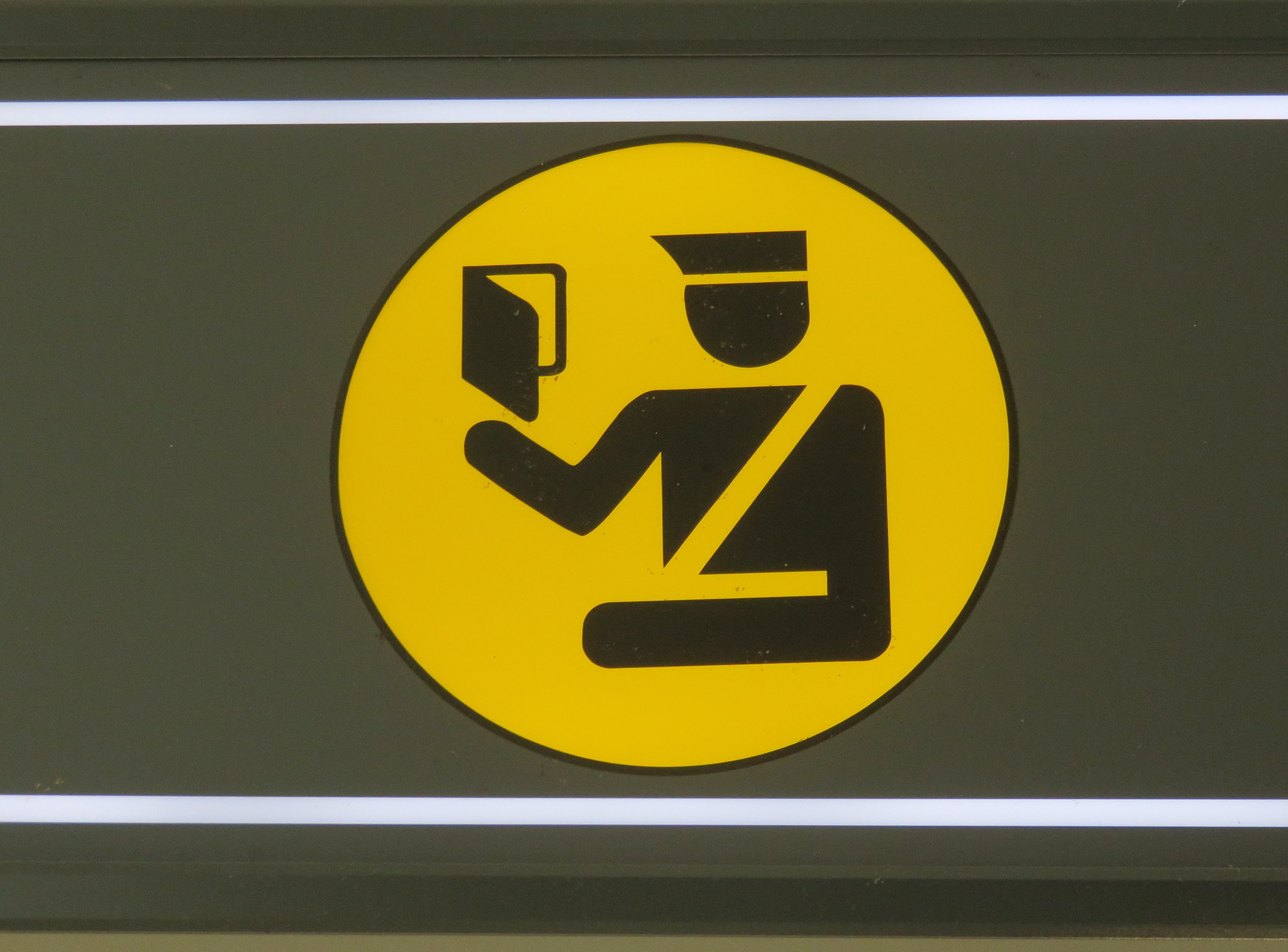 translate to chinese. The same patrols and signage will serve to warn visitors and others in the area of potential dangers.