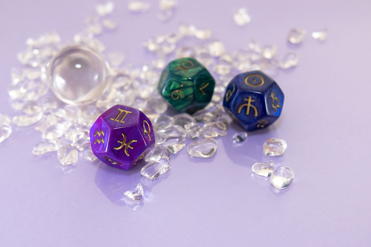 星座骰子提问他对她是怎么想的？占星骰子结果月亮金牛座5宫