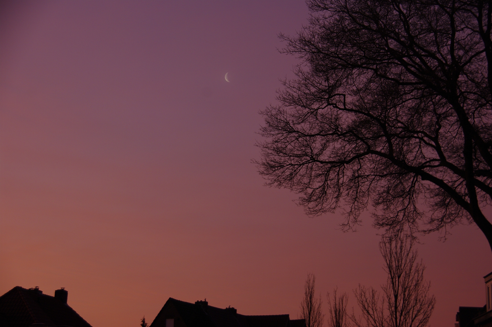 暮色将至，寒气逼人，如入冰窟 - 用古文四字短语描绘黄昏景象