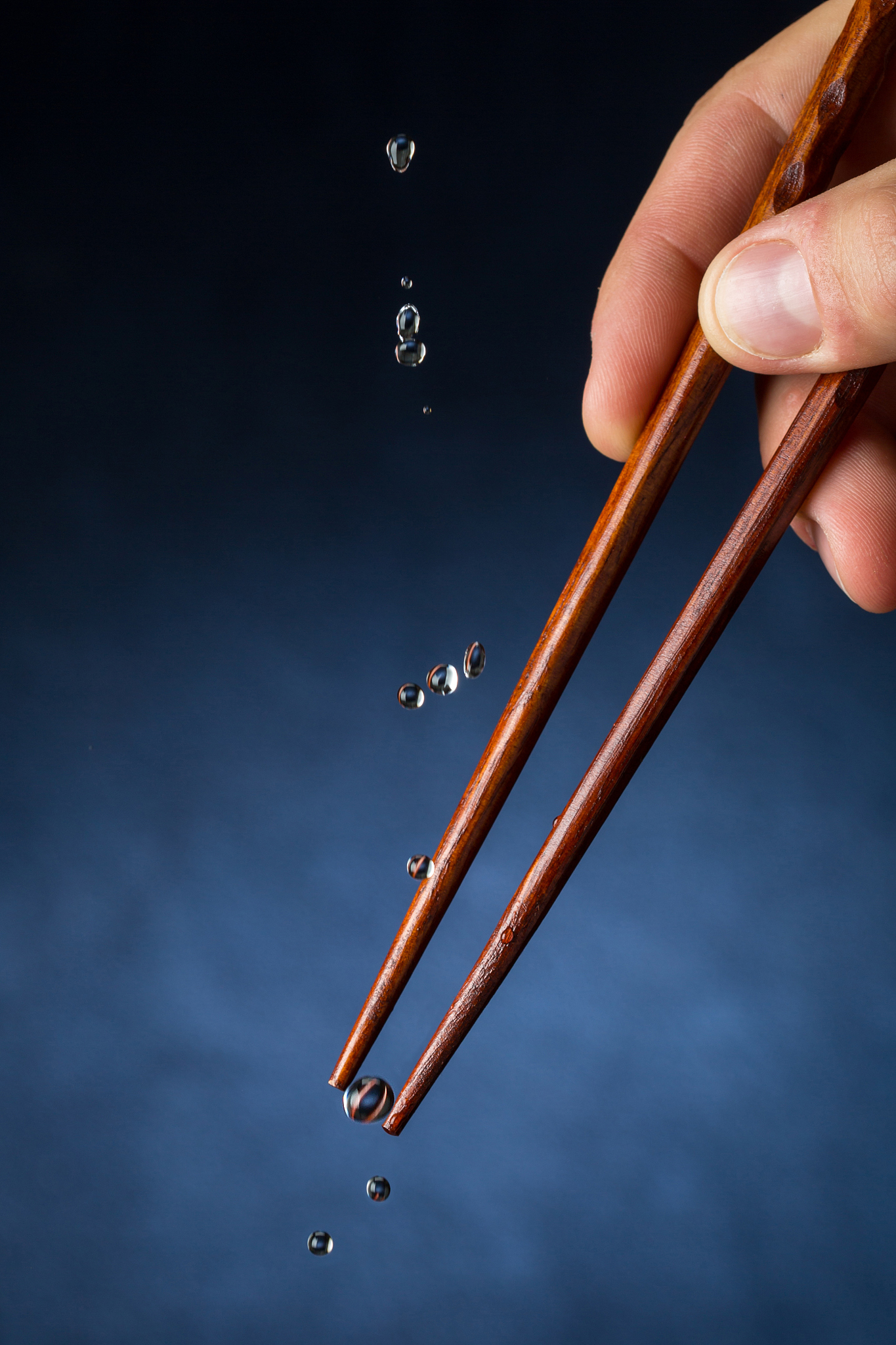 筷子放入水中搅拌产生的摩擦力是剪切力吗？