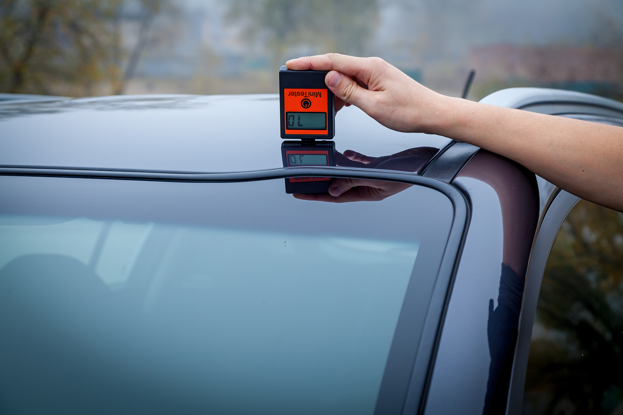 在汽车质量检测中漆面厚度均匀性非常重要请你设计一个能够检测漆面厚度的测量装置具体要求如下1、	指出所采用的传感器并说明该测量装置的工作原理。2、	请给出该传感器的等效电路的相似图片链接。3、	如果测量引擎盖面板的数据如下表请计算测量的A类标准不确定度。表1测量次数	1	2	3	4	5	6	7	8	9	10测量值mm	041	043	039	037	04	038	041	042	038	043