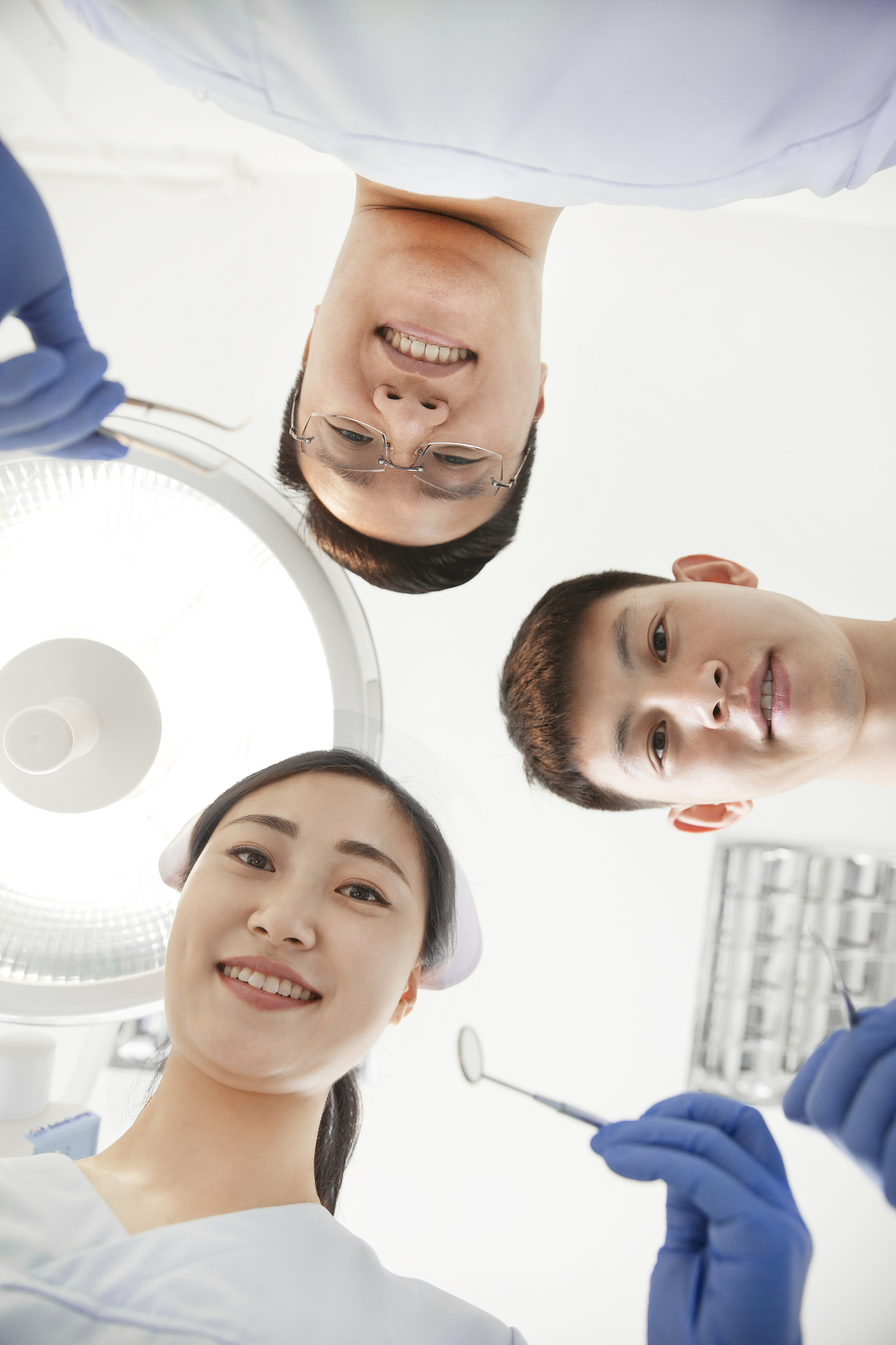 我们做口腔护士的主要是解决病人口腔问题的 文章有一个有格局的标题内容也要生动有趣然后段落中有体现出对老人悉心照顾也有对小朋友无微不至充分体现人文关怀方面还要描述疫情三年期间积极参与核酸采集和疫苗接种等活动还有参加行业内等比赛体现我们护士工作的体贴专业无微不至还有辛苦接近无所不能的那种。