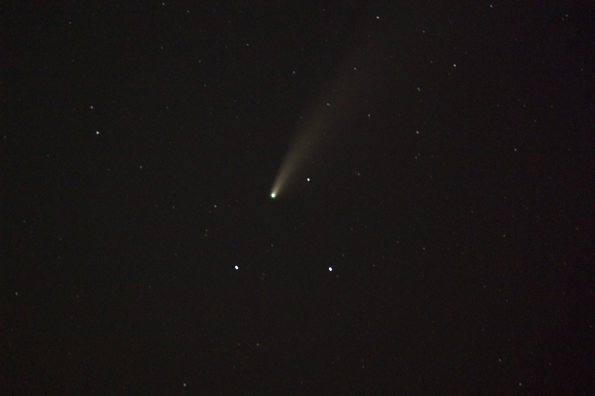 medium shot of comet neowise