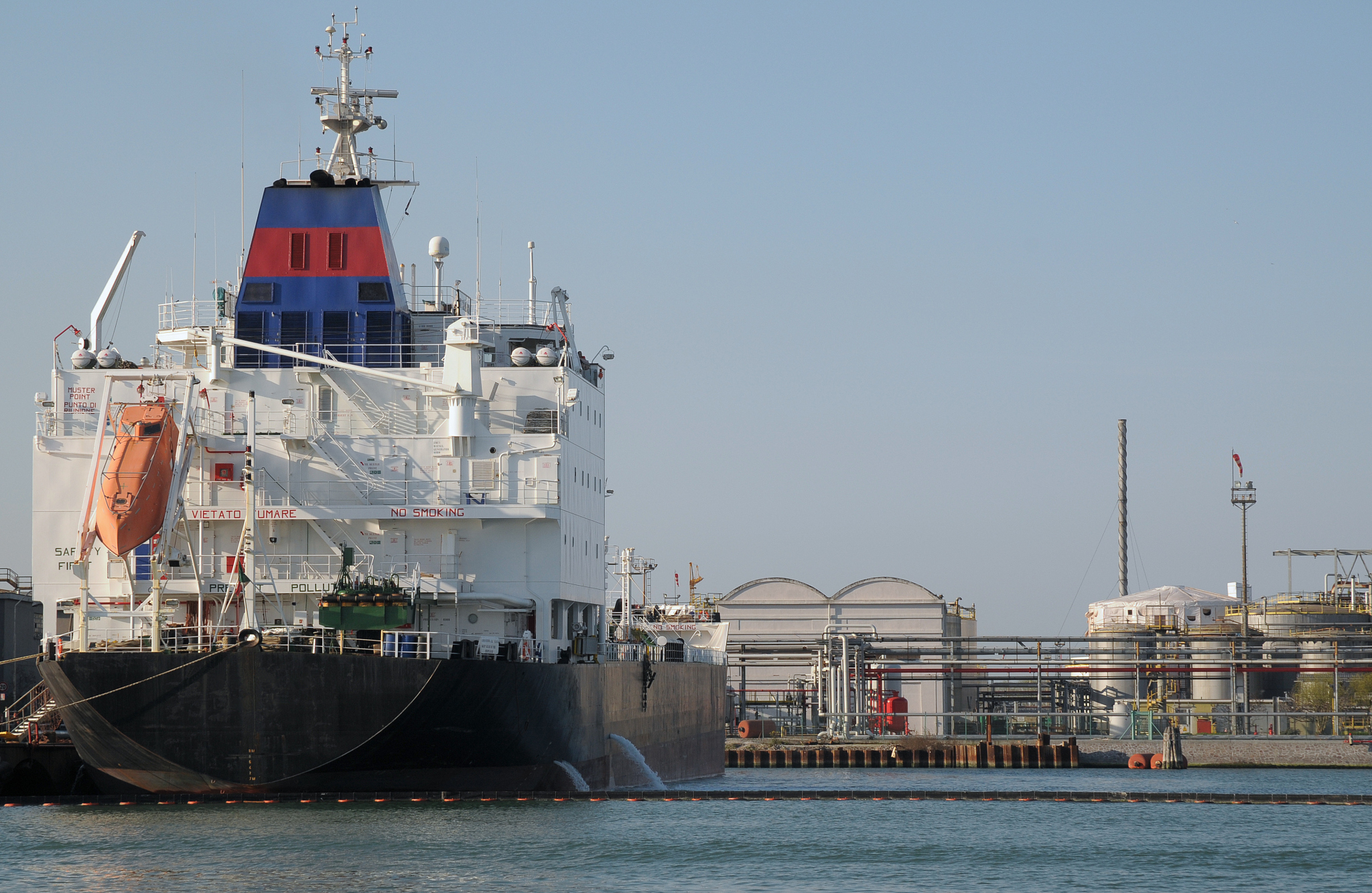 3月4日星期四一艘悬挂马绍尔群岛国旗的印度油轮在阿曼湾被伊朗扣押一艘伊朗船只上的两名船员在扣押过程中受伤。世界上约20的原油和石油产品通过霍尔木兹海峡油轮就是在这里被扣押的。自2019年以来该地区之前发生过针对商用车的扣押或袭击事件美国海军已经确认了这一点。这艘船是雪佛龙租用的最后一次是在科威特追踪到的。去年11月伊朗释放了两艘悬挂希腊国旗的油轮此前美国在希腊海岸没收了一艘悬挂伊朗国旗的油轮上的石