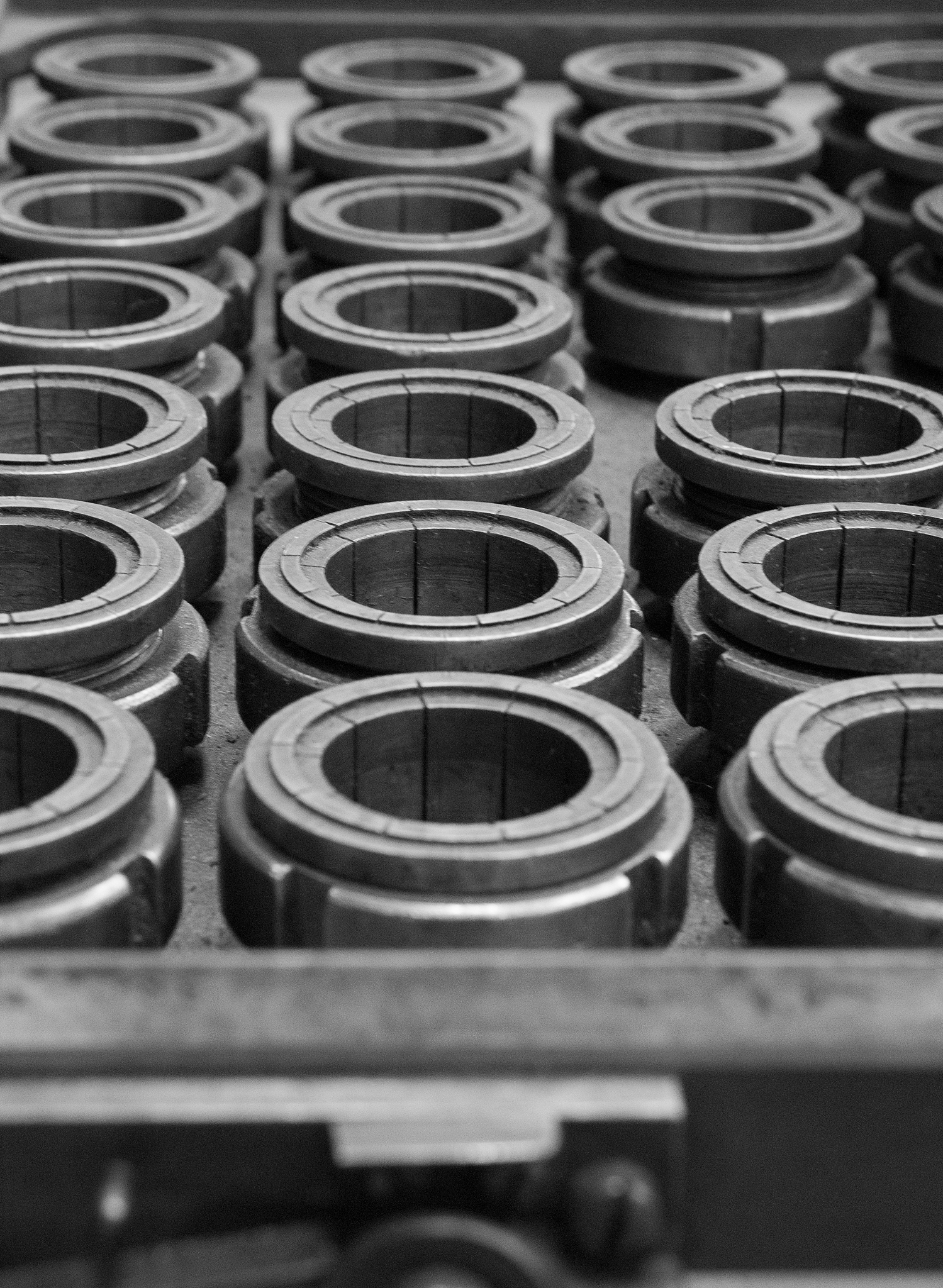 将这段话：通过密封圈中部开设有多个气腔气腔内侧壁底部开设有安装槽所述安装槽内侧壁底部固定连接有弹簧所述弹簧顶端固定连接有挡板所述挡板顶端固定连接有限位块所述限位块底部中心处固定连接有多节伸缩杆所述多节伸缩杆底部与安装槽内侧壁底部固定连接所述气腔一侧开设有散热孔所述气腔远离散热孔的一端固定连接有多个导热片本实用新型通过设置导热片与气腔、散热孔导热片与气腔、散热孔的设置便于更好的对电机进行散热电机内部