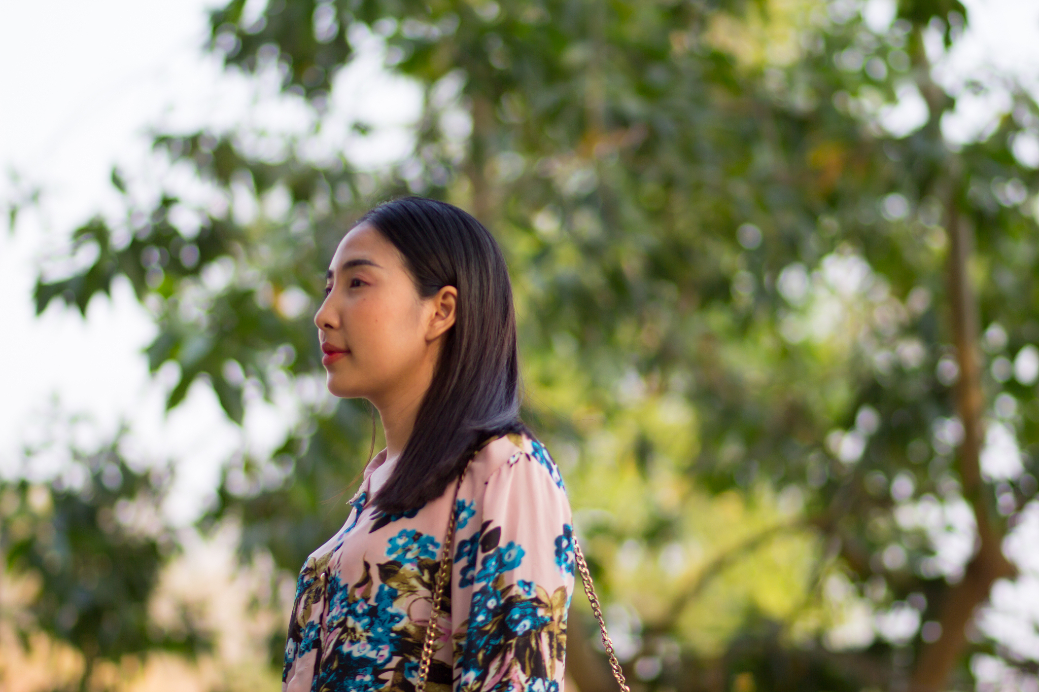 佳能r10用什么镜头拍人像更好