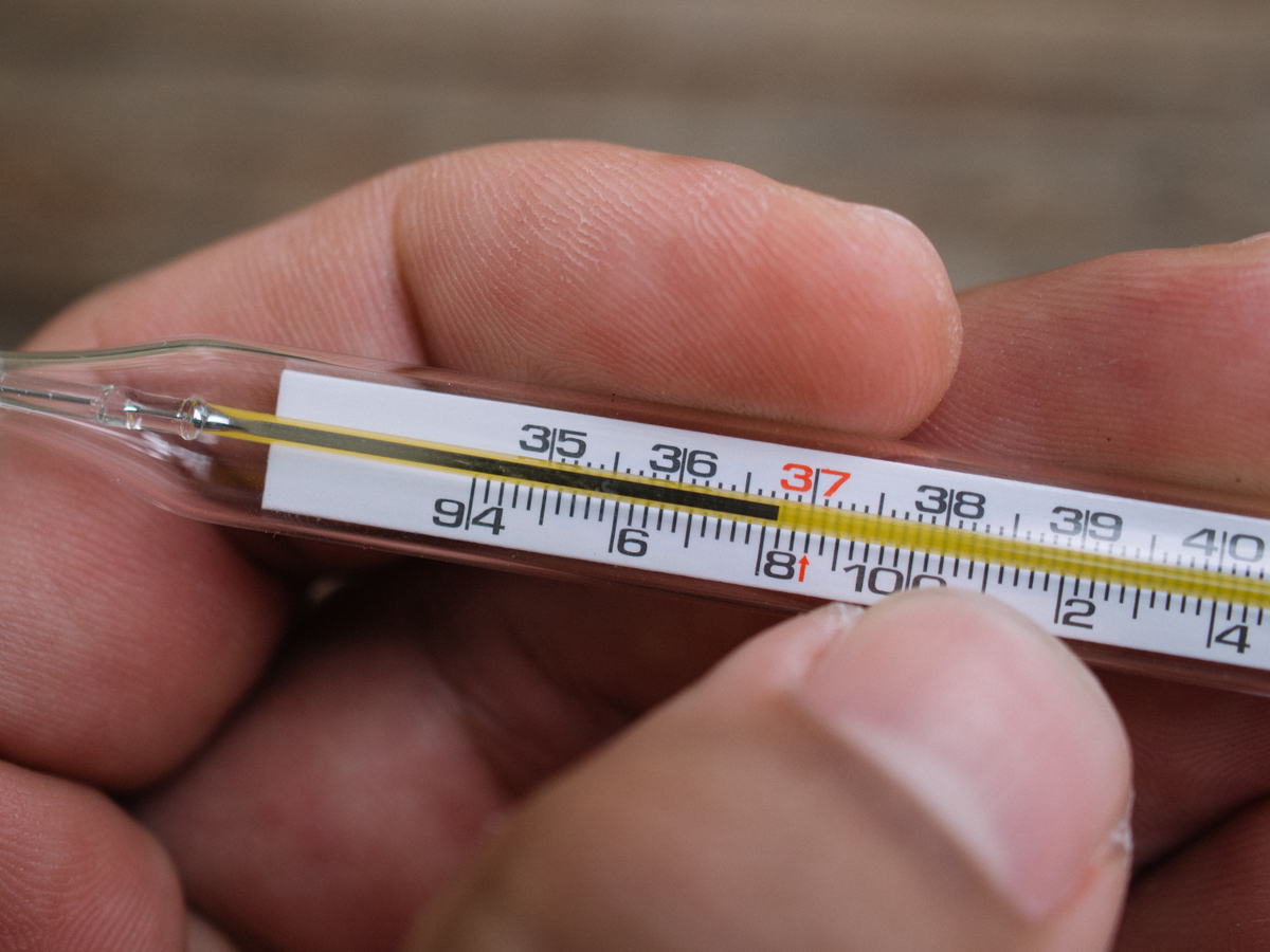 金属比热容测定实验：温度计读数与计时操作