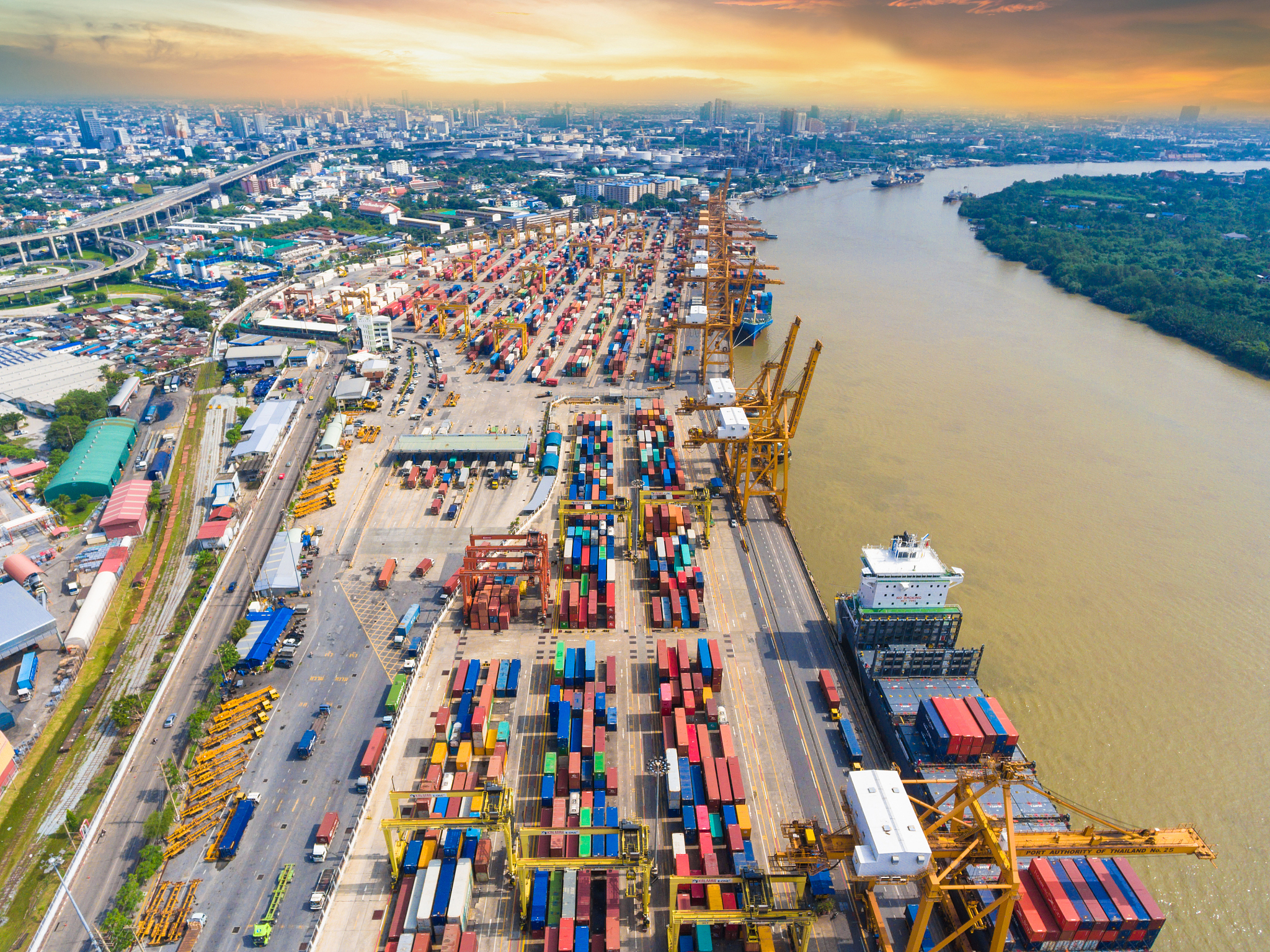 Confirmation: 8 Containers Used for Cargo on Vessel DAPHNE (VOY No. 2085W) Were Not Damaged During Unloading