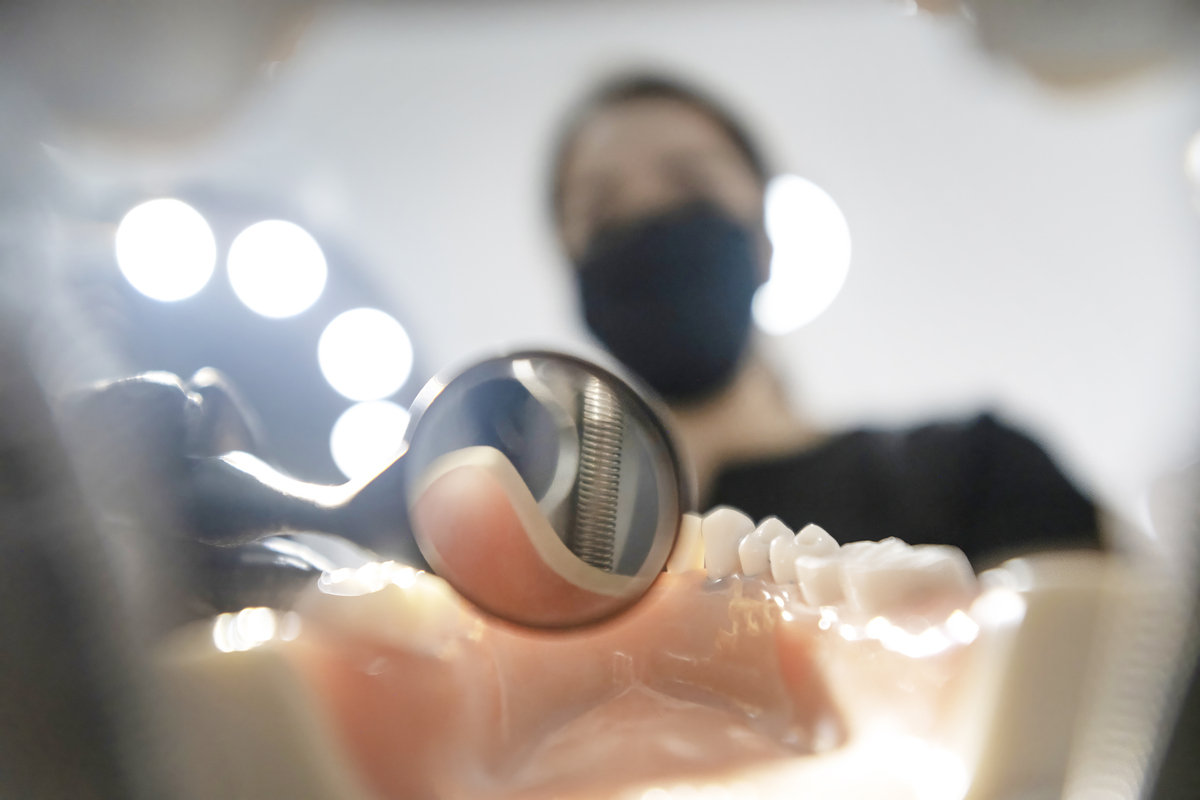 成都卫生学校口腔医学专业就业方向：牙医、科研、修复等多种选择