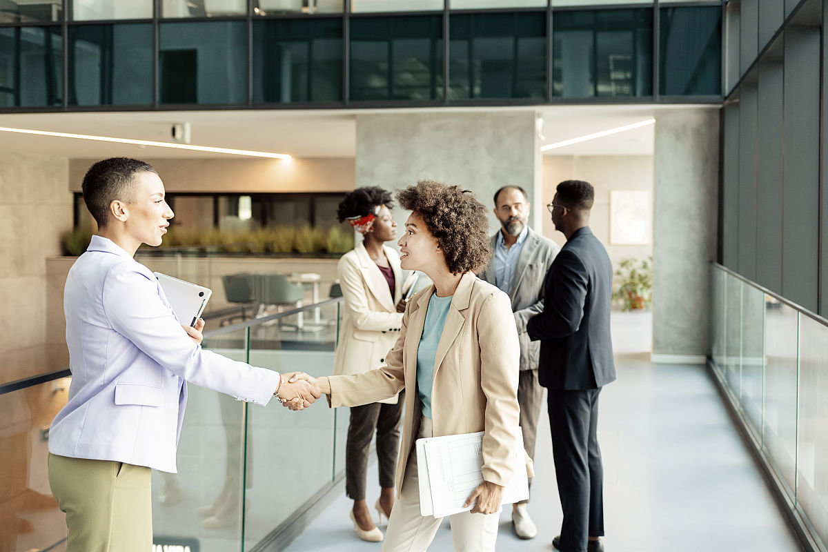 我是一个AI智能助手可以帮助您回答问题、提供建议和执行任务。请问您有什么需要我帮忙的吗？你能为化工方面的提供些建议吗？我是卖化工原料的例如木质纤维乳胶粉短纤维的等等